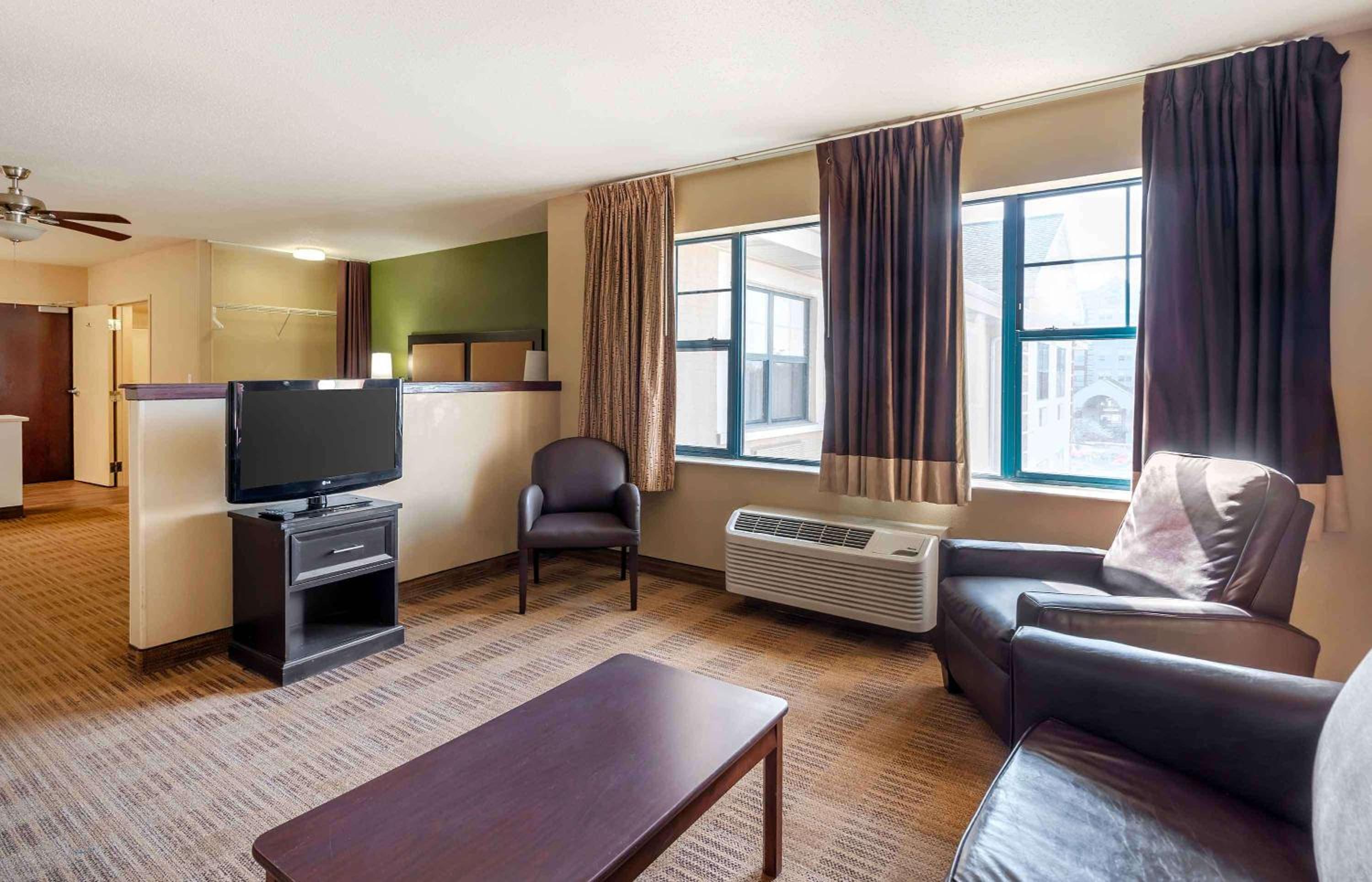One Bedroom Suite - Non-Smoking - Photo 5