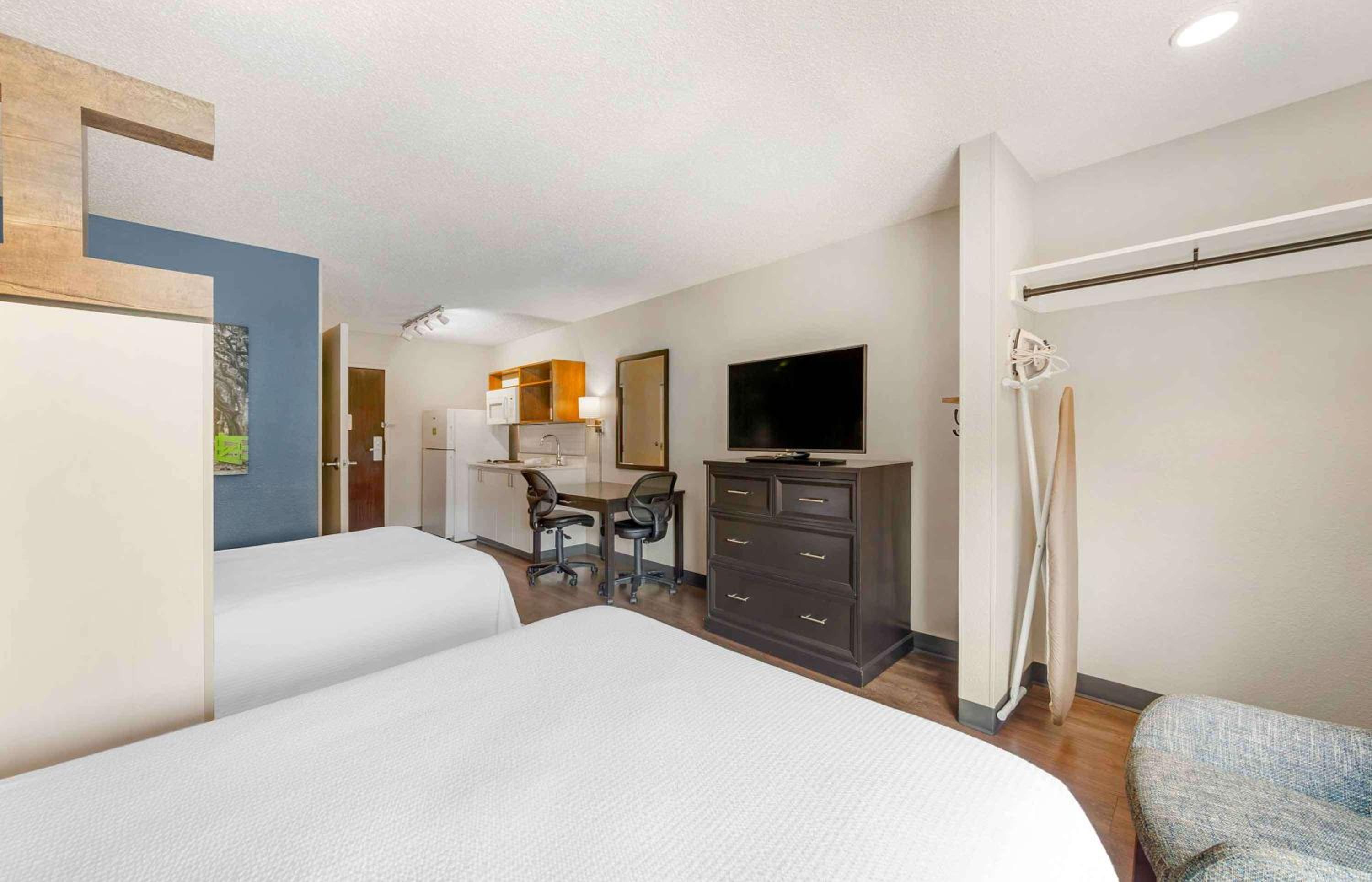 Superior Studio with 2 Double Beds - Non-Smoking - Photo 2