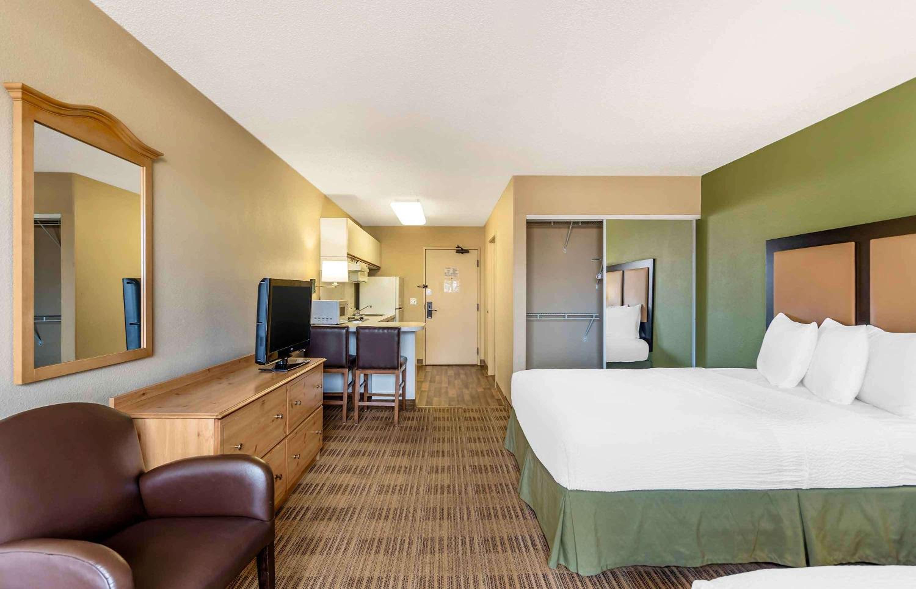 Studio with 2 Queen Beds - Non-Smoking - Photo 3