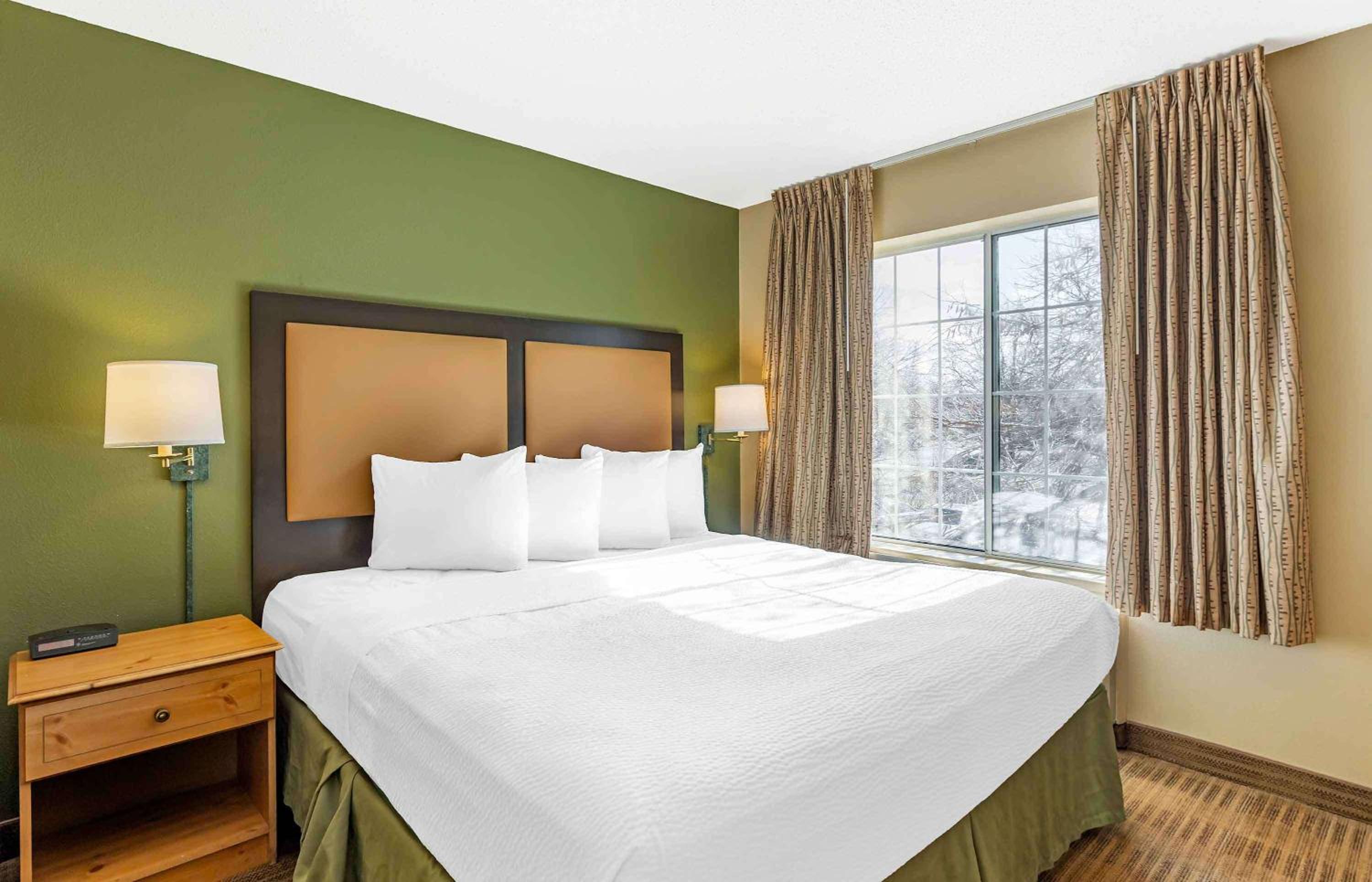 Deluxe Studio with 1 King Bed - Non-Smoking - Photo 1