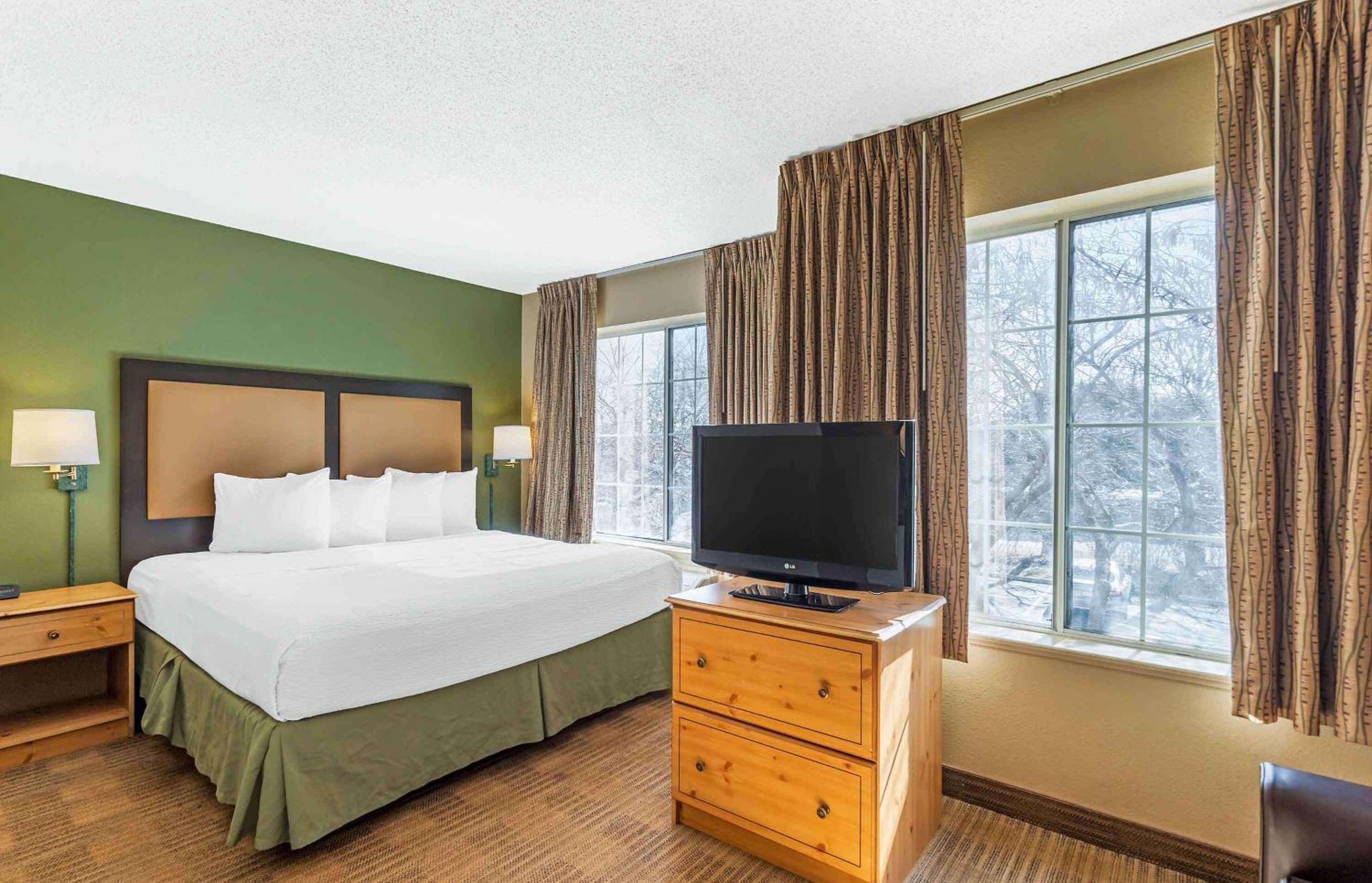 Deluxe Studio with 1 King Bed - Non-Smoking - Photo 9