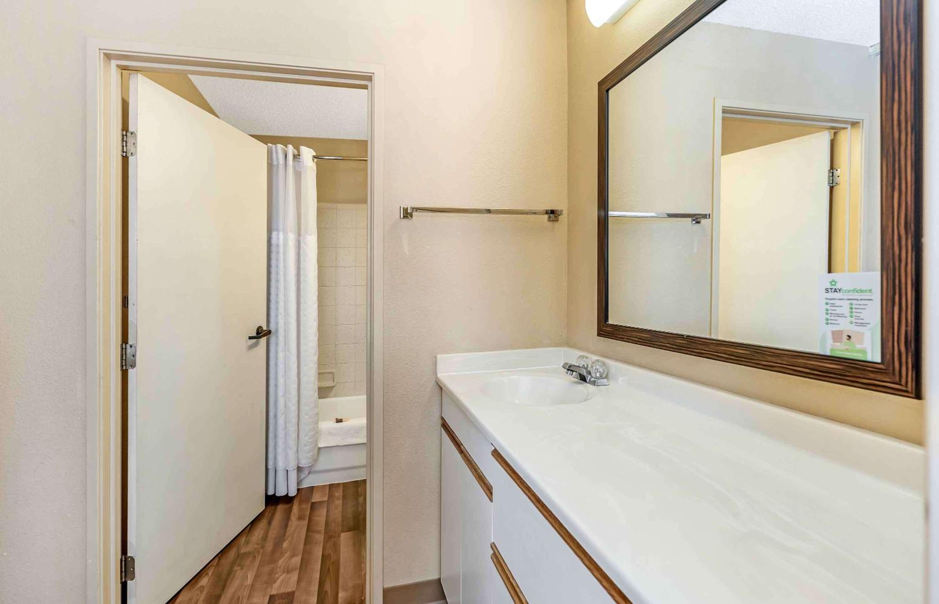 Deluxe Studio with 1 King Bed - Non-Smoking - Photo 2