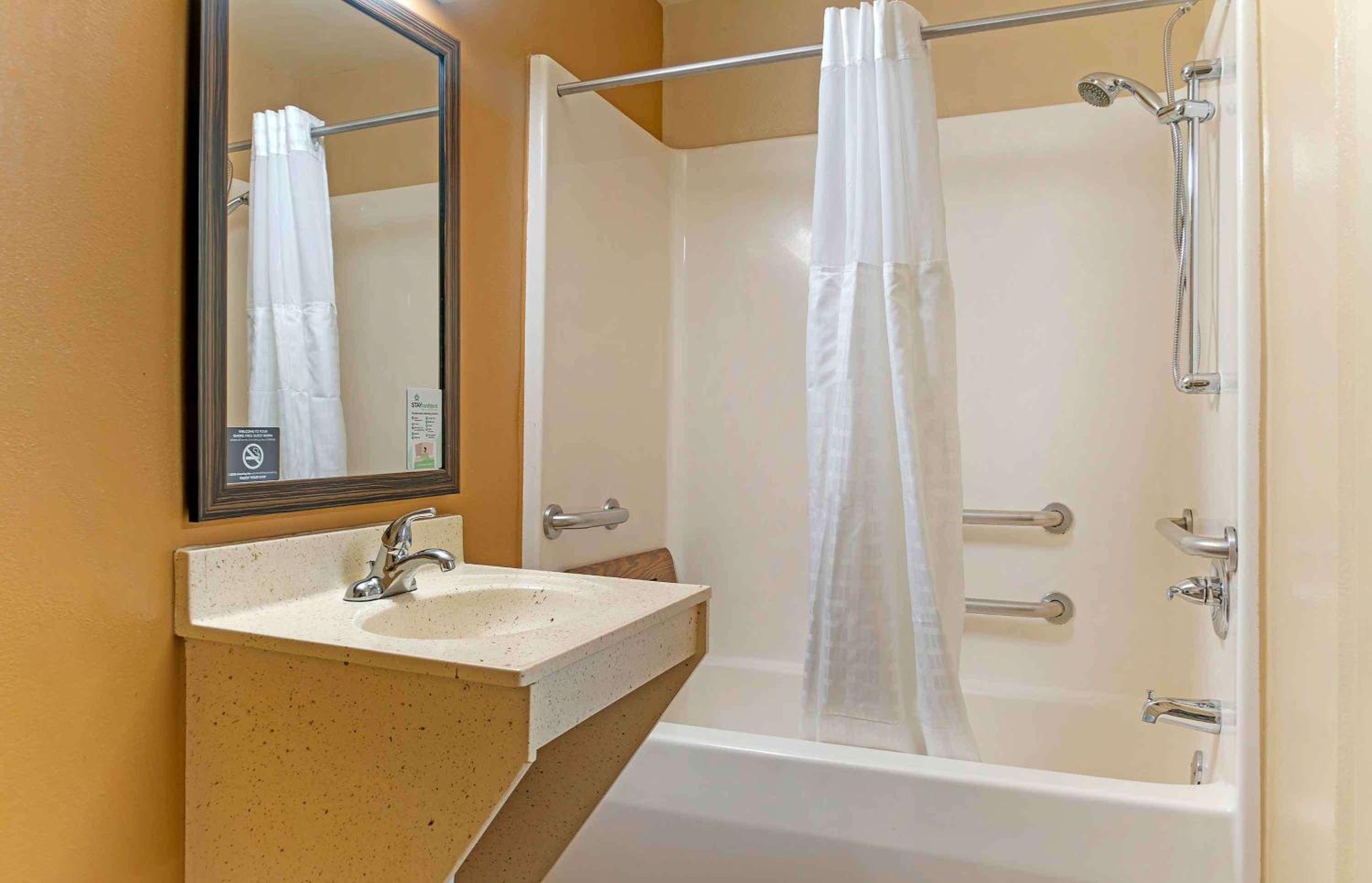 Queen studio with 1 Queen Bed - Disability Access/Non-Smoking - Photo 10