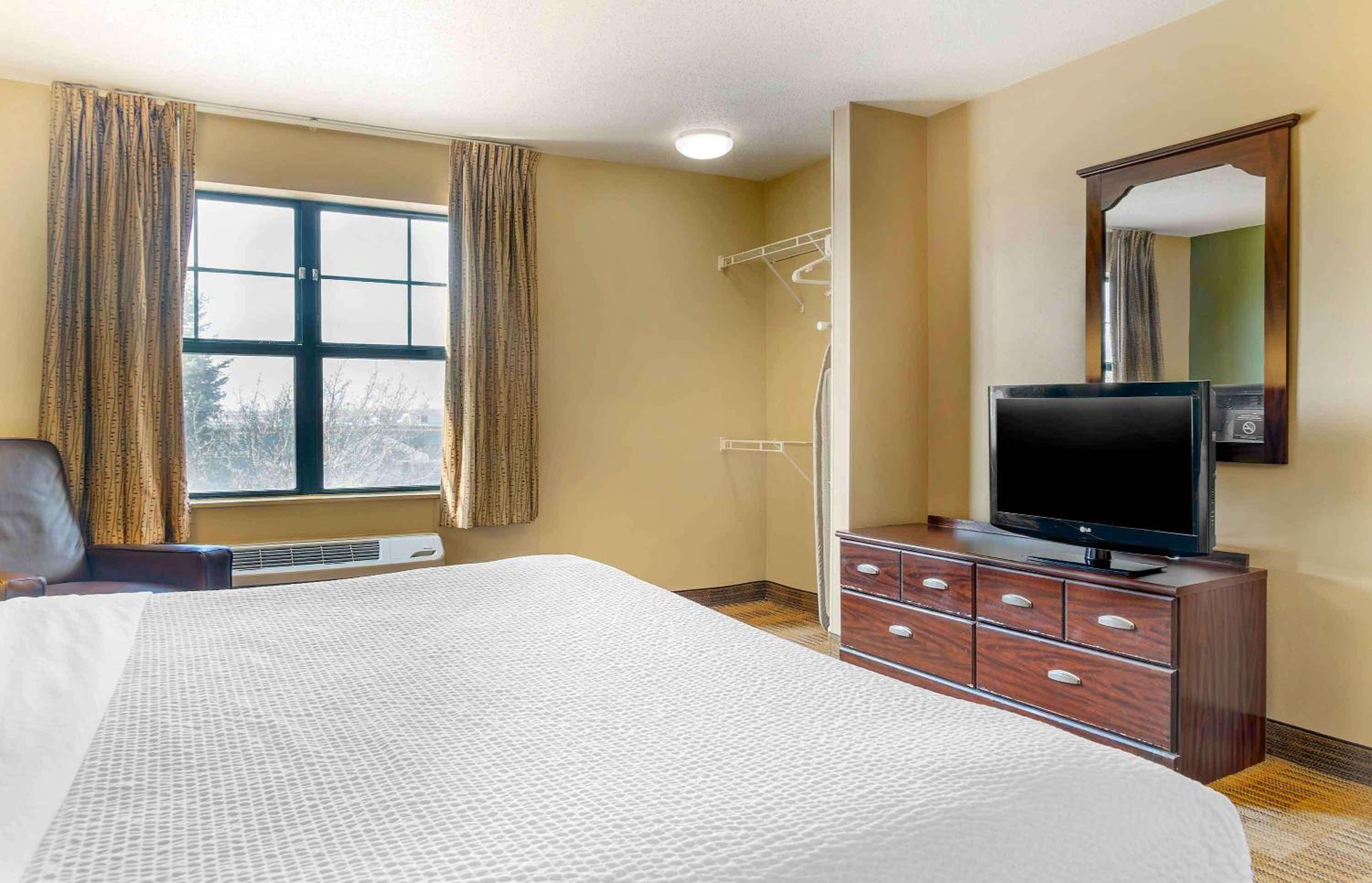 Studio with 1 King Bed - Non-Smoking - Photo 9