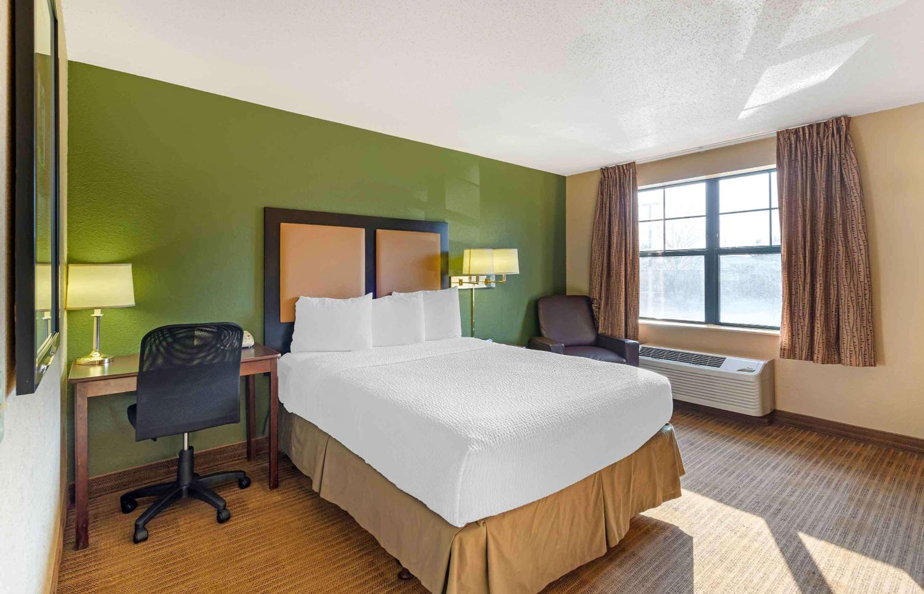 Queen studio with 1 Queen Bed - Disability Access/Non-Smoking - Photo 1