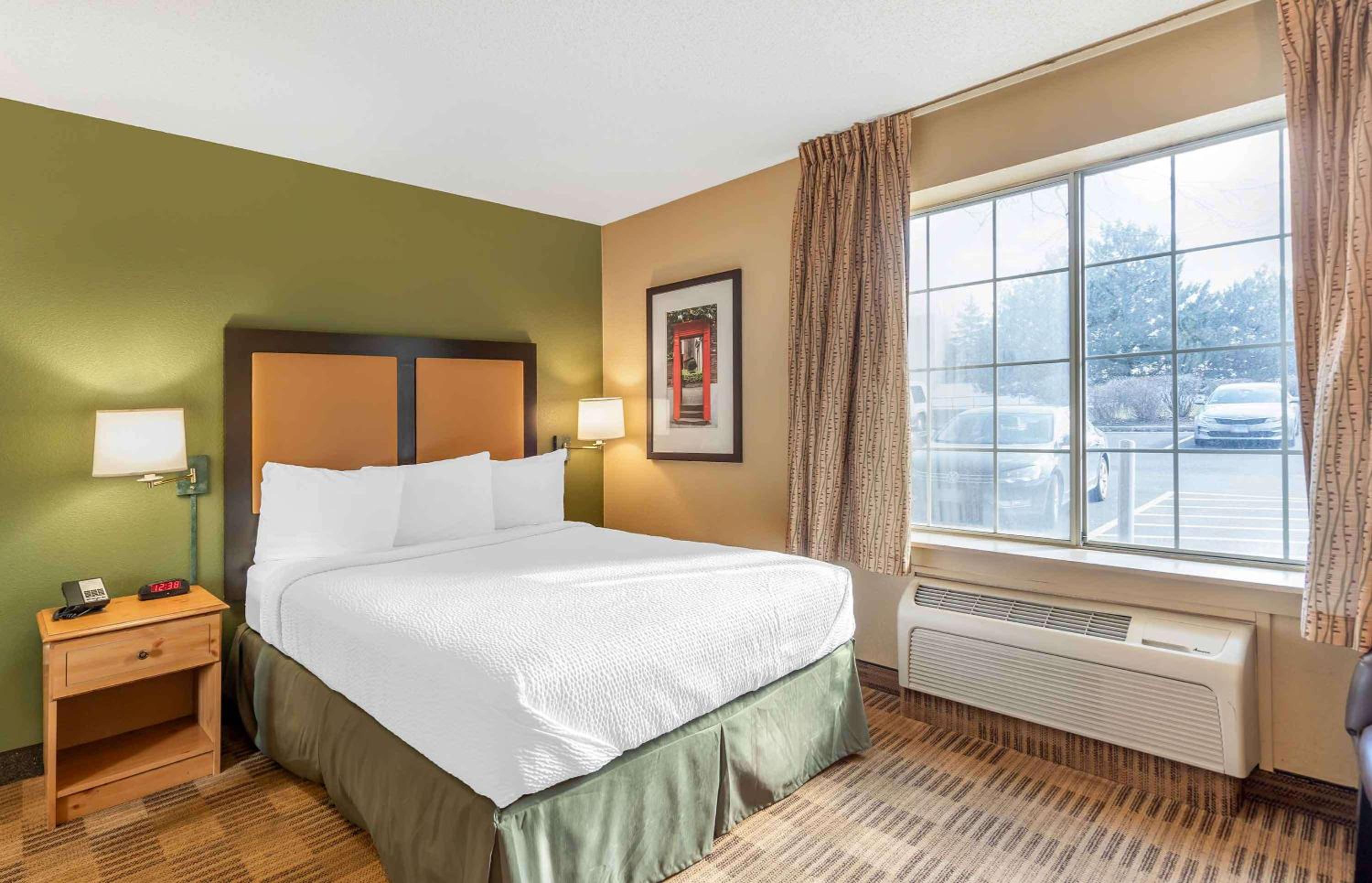 Queen studio with 1 Queen Bed - Disability Access/Non-Smoking - Photo 1