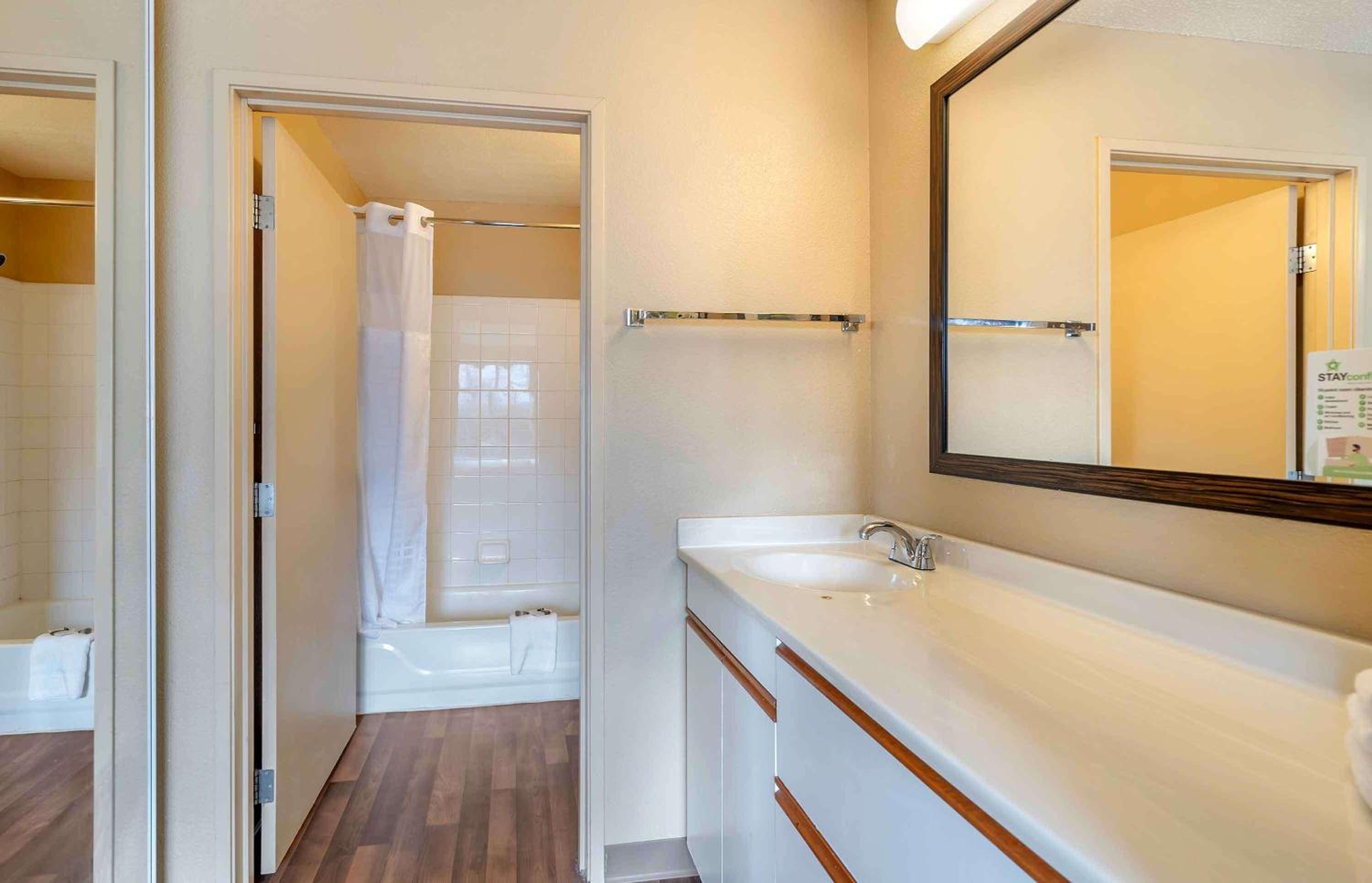 Queen studio with 1 Queen Bed - Disability Access/Non-Smoking - Photo 2