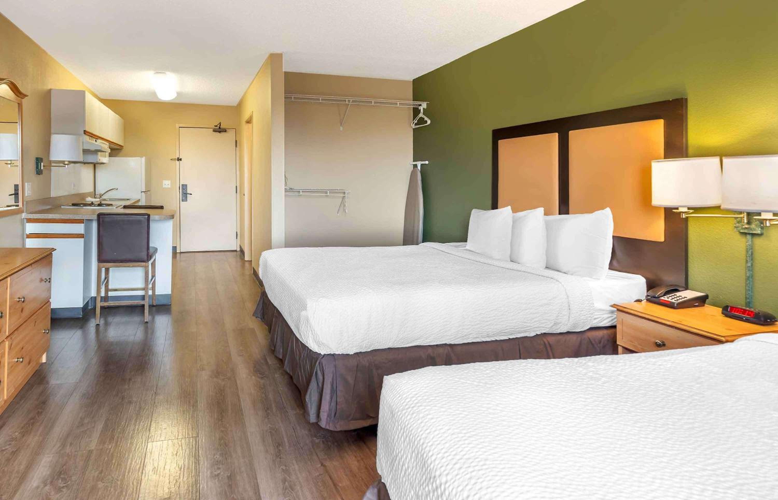 Studio with 2 Queen Beds - Non-Smoking - Photo 2
