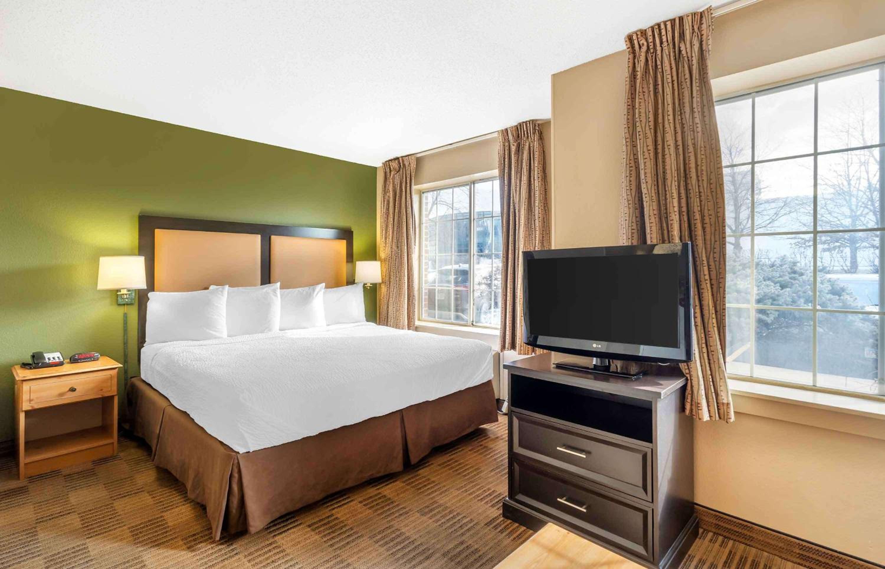 Deluxe Studio with 1 King Bed - Non-Smoking - Photo 1