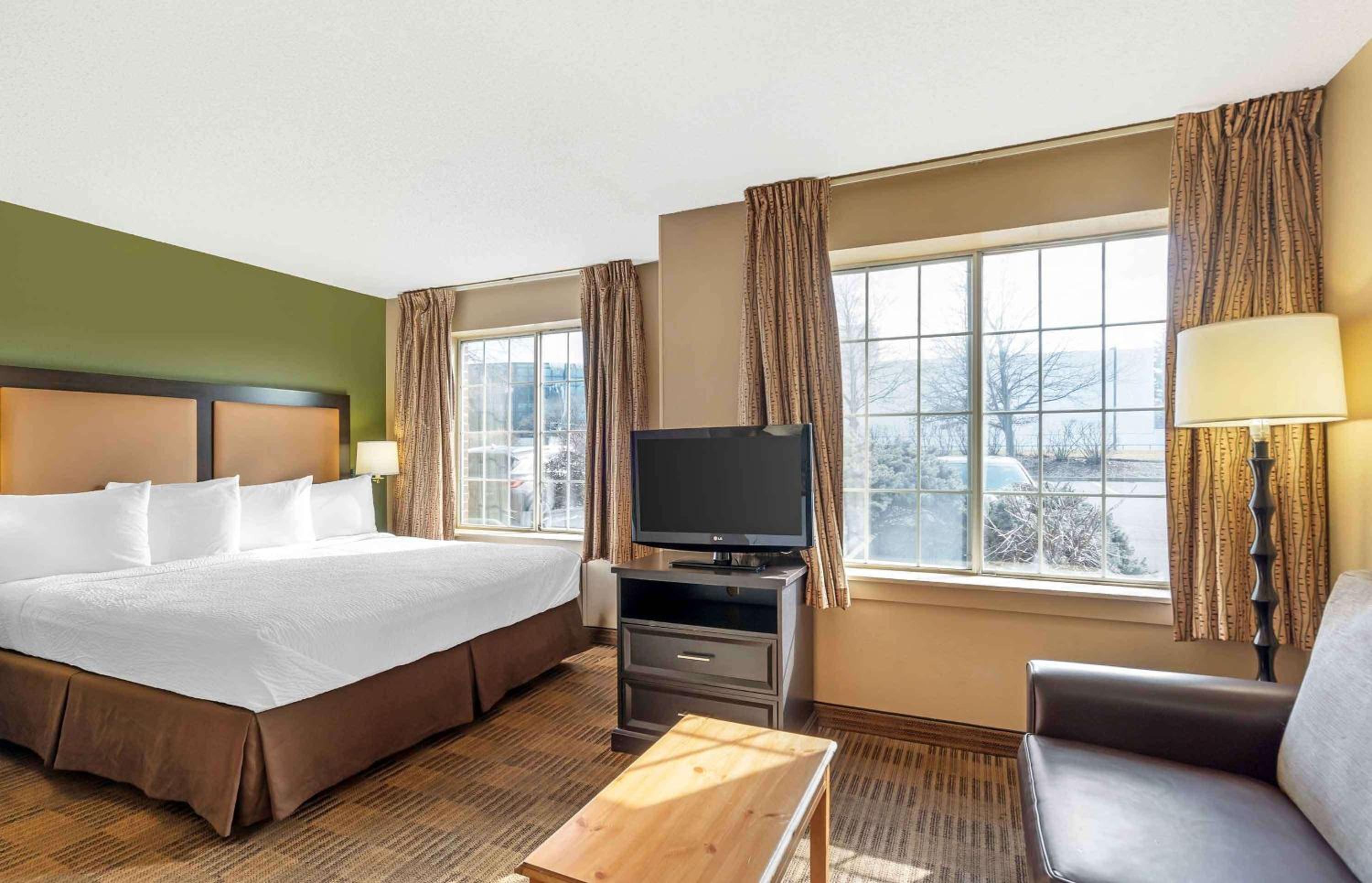 Deluxe Studio with 1 King Bed - Non-Smoking - Photo 7