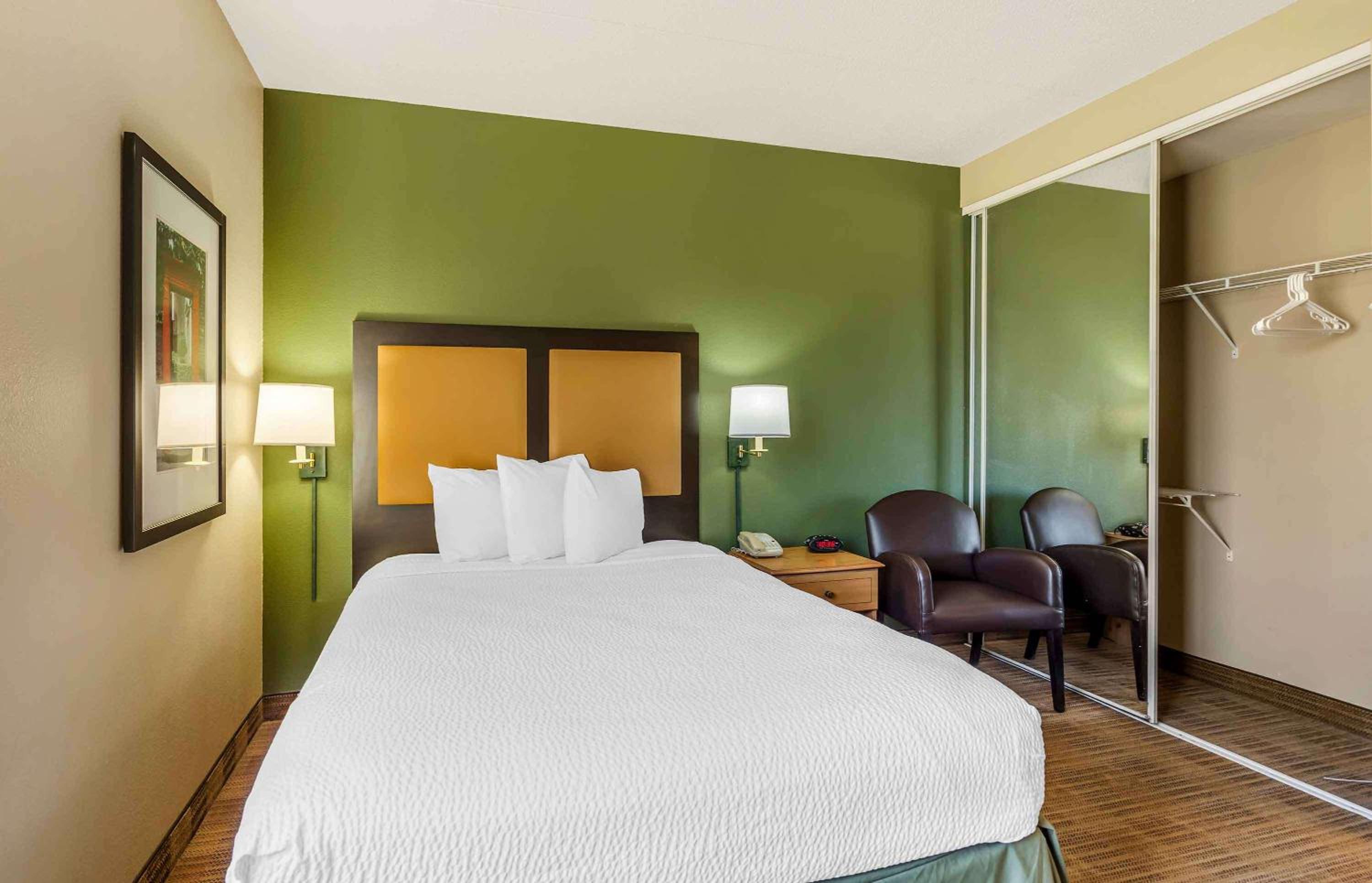 1 Queen Bed | Non-Smoking, Kitchen, photo 7
