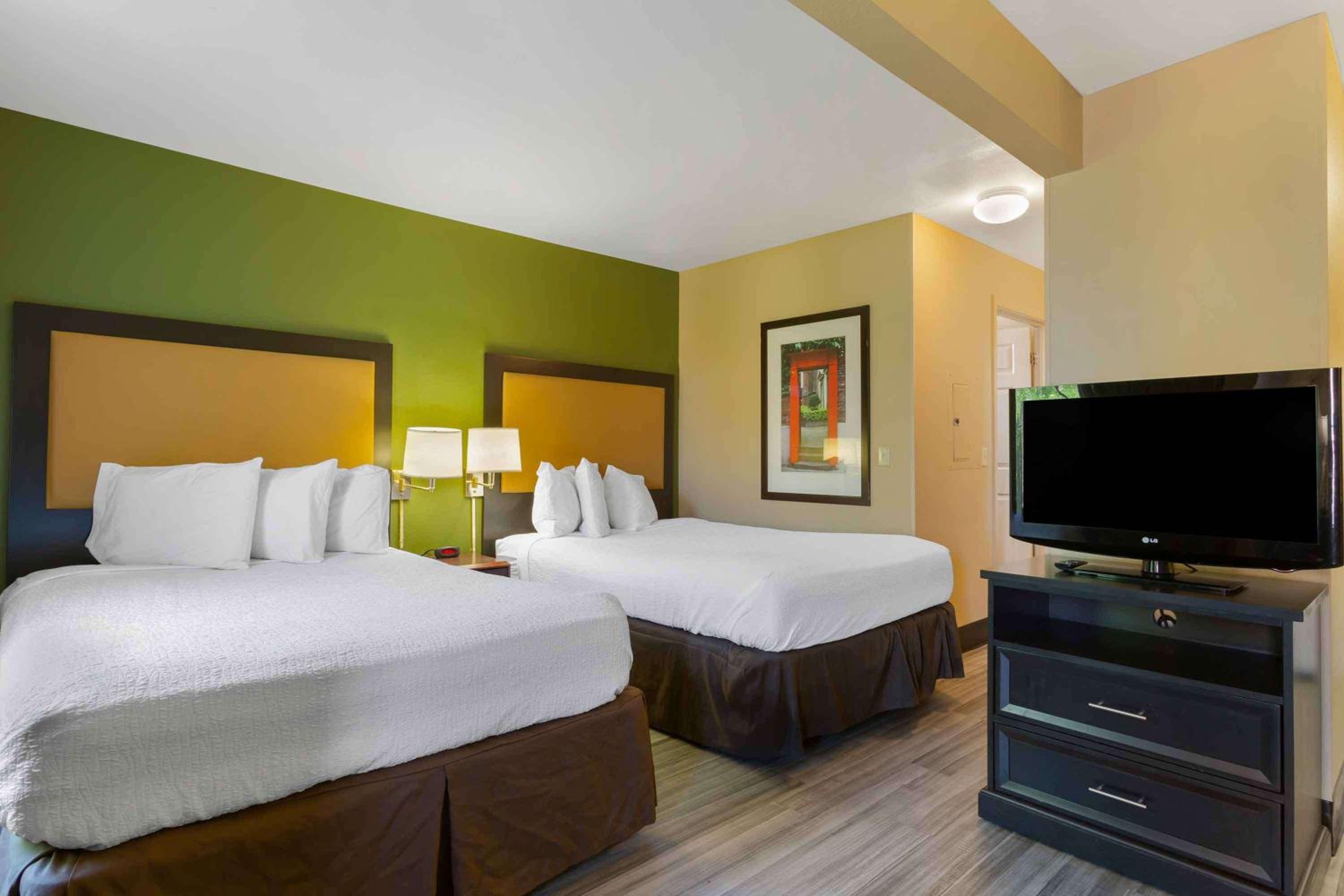 Deluxe Studio With 2 Double Beds - Non-Smoking photo 1