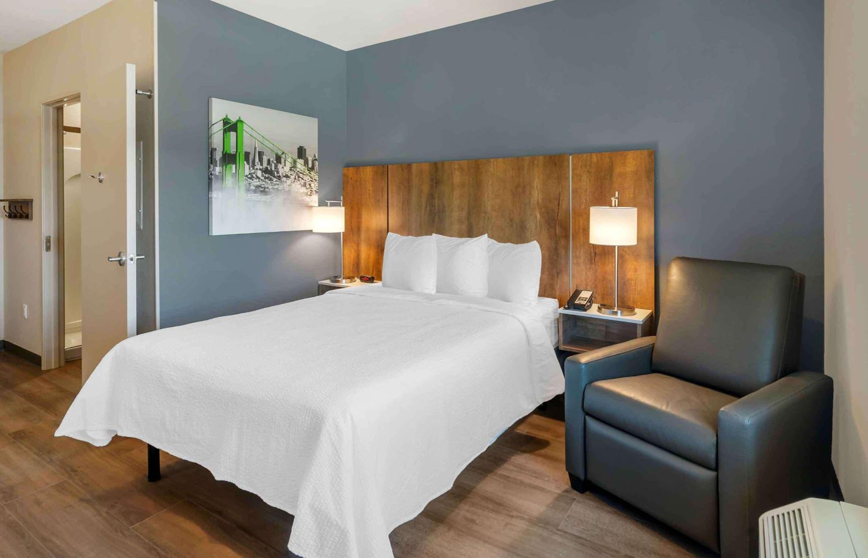 Studio with 1 Queen Bed - Non-Smoking - Photo 8