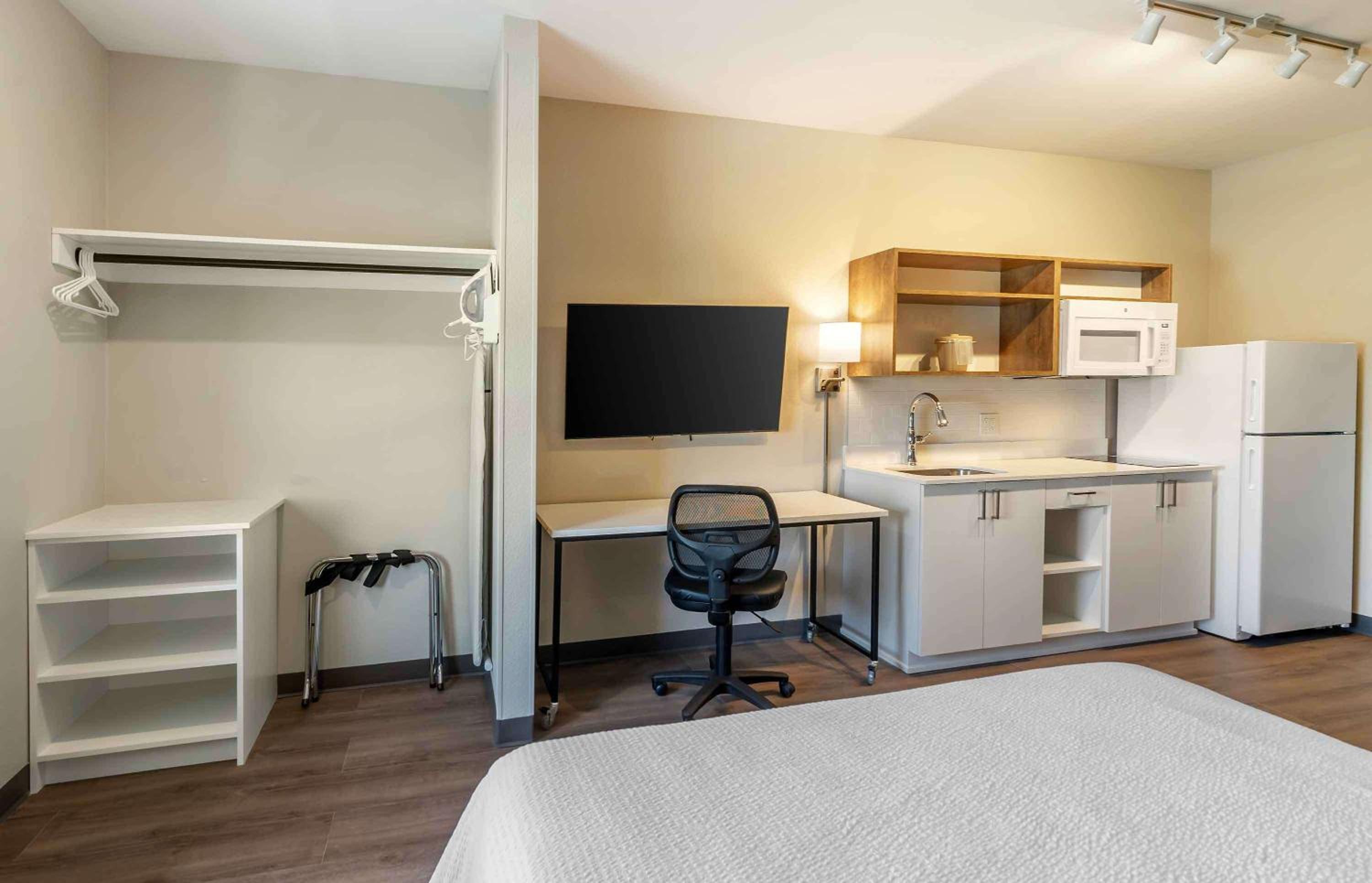 Studio with 1 Queen Bed - Non-Smoking - Photo 9
