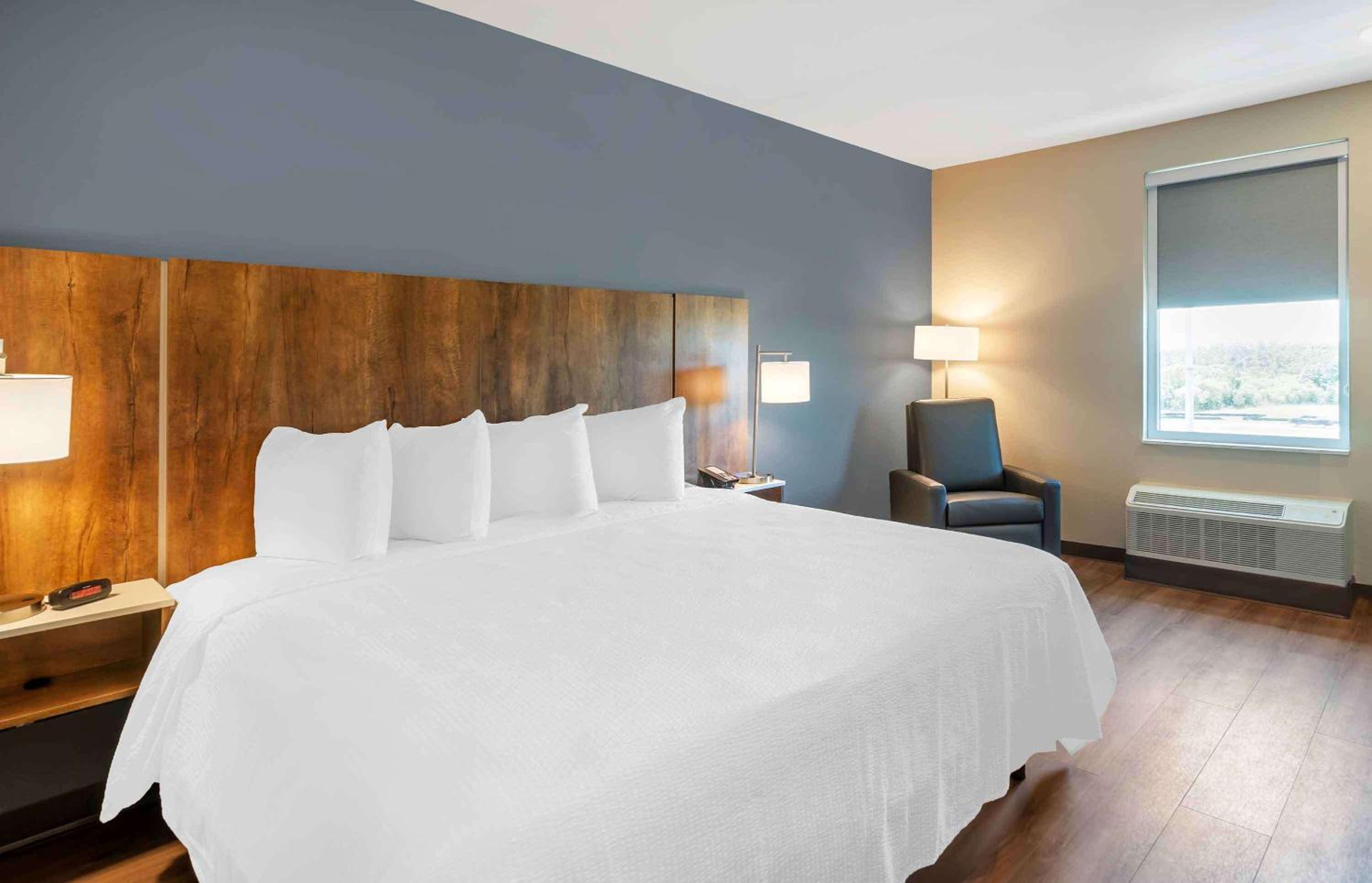 Studio with 1 King Bed - Non-Smoking - Photo 1
