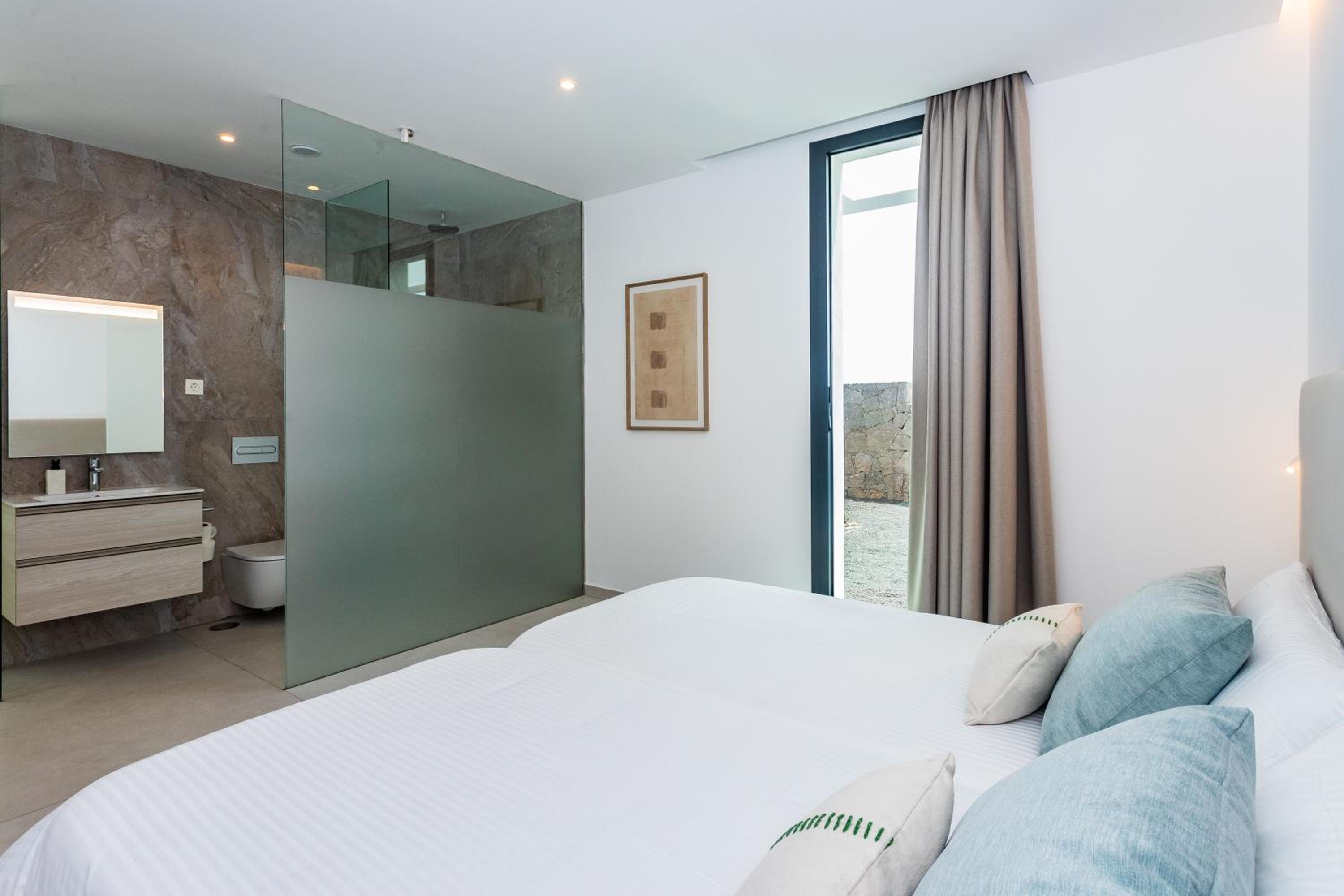 Three-Bedroom Villa photo 2