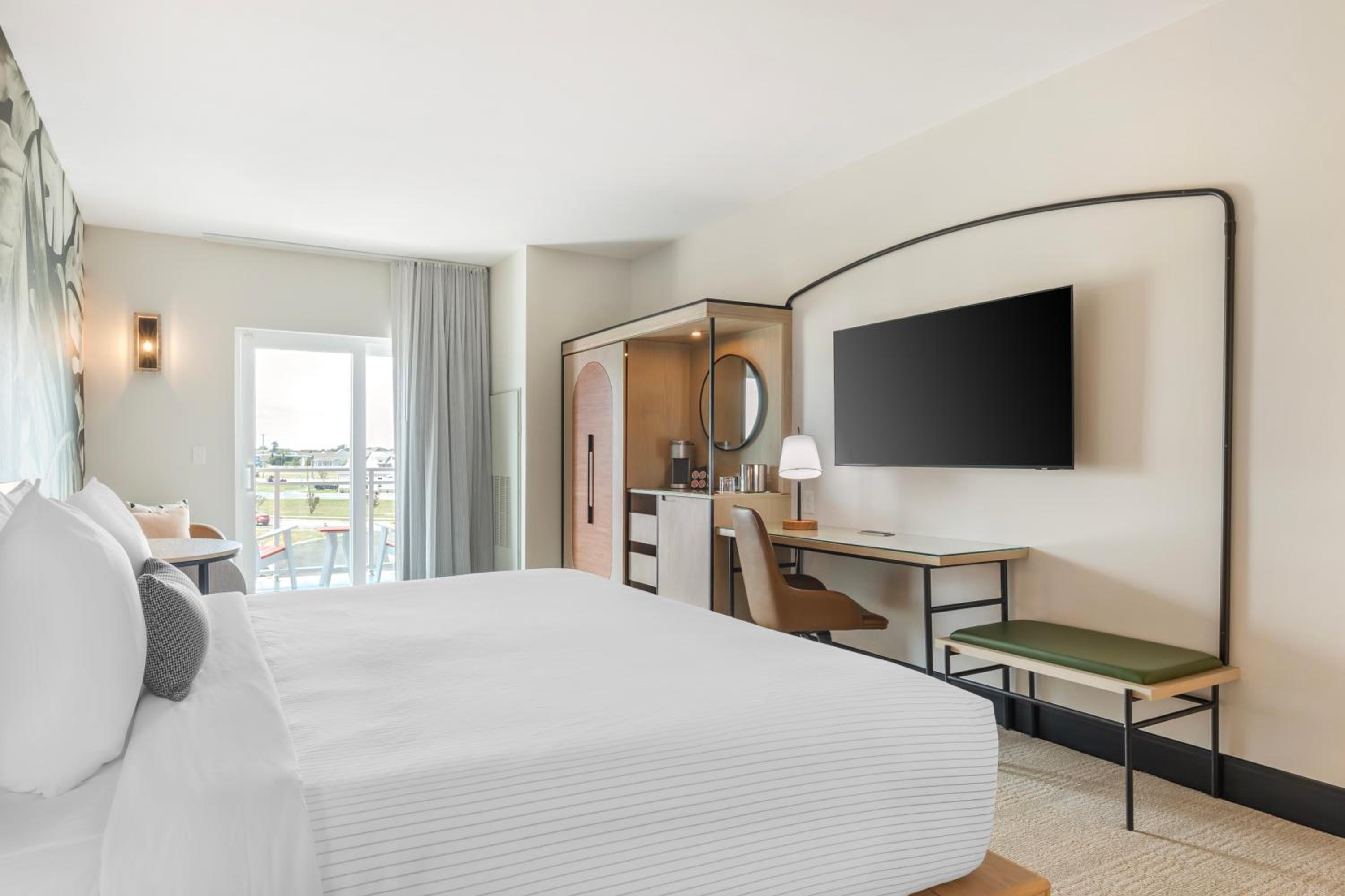 Executive King Suite with Balcony -Disability Access - Non-Smoking - Photo 3