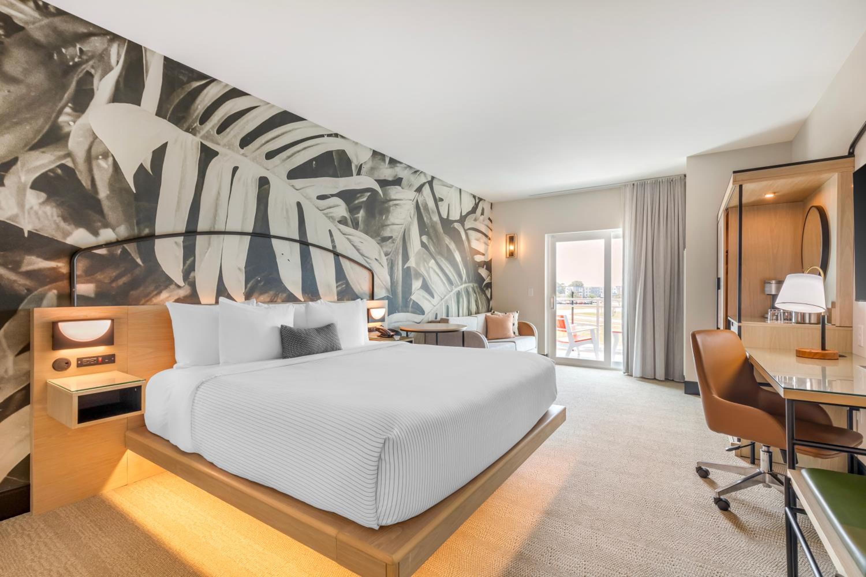Executive King Suite with Balcony - Non-smoking - Photo 1