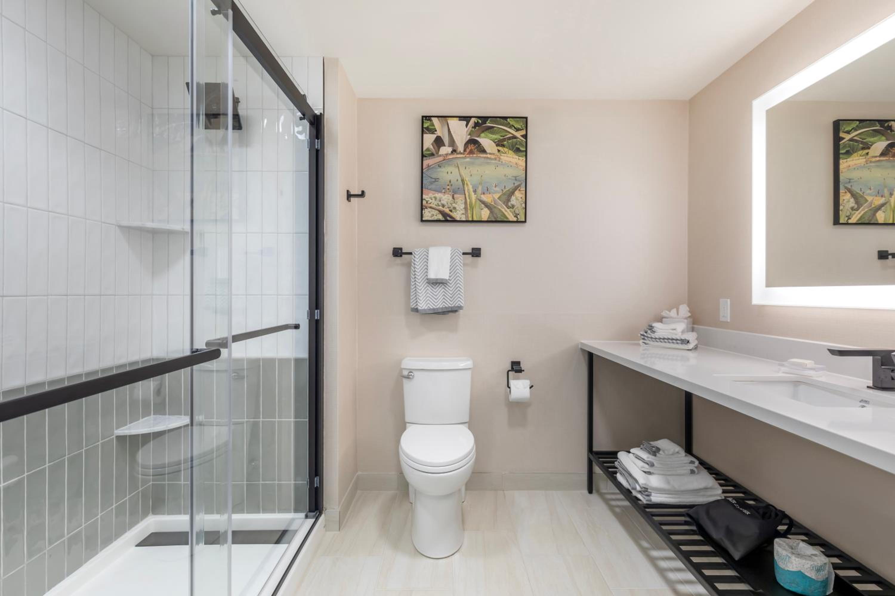 Executive King Suite with Balcony -Disability Access - Non-Smoking - Photo 2