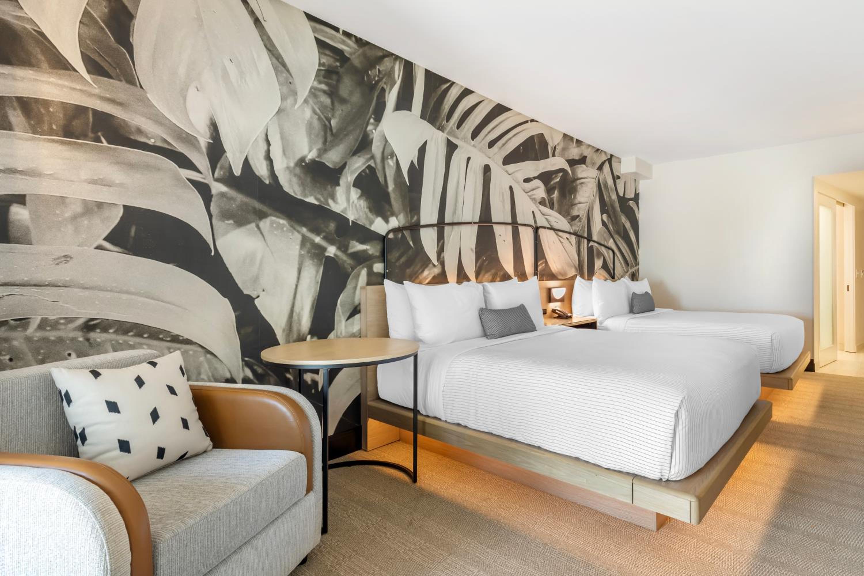Superior Two Queen Beds and Pool View - Non Smoking - With Balcony - Disability Access - Photo 7