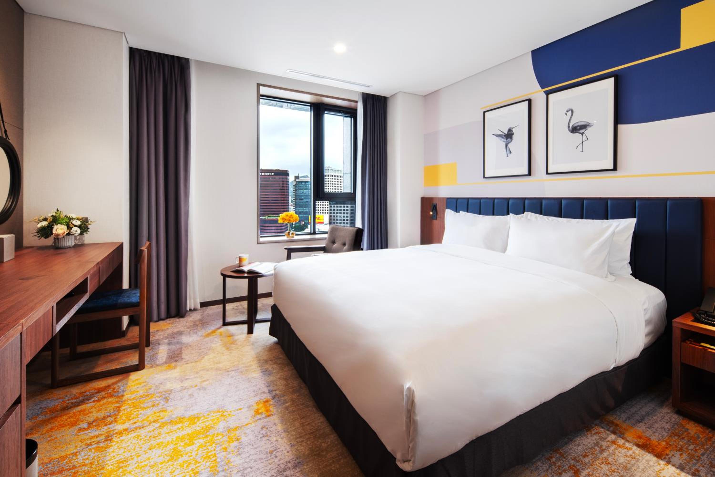 Deluxe King Room with City View - Photo 1