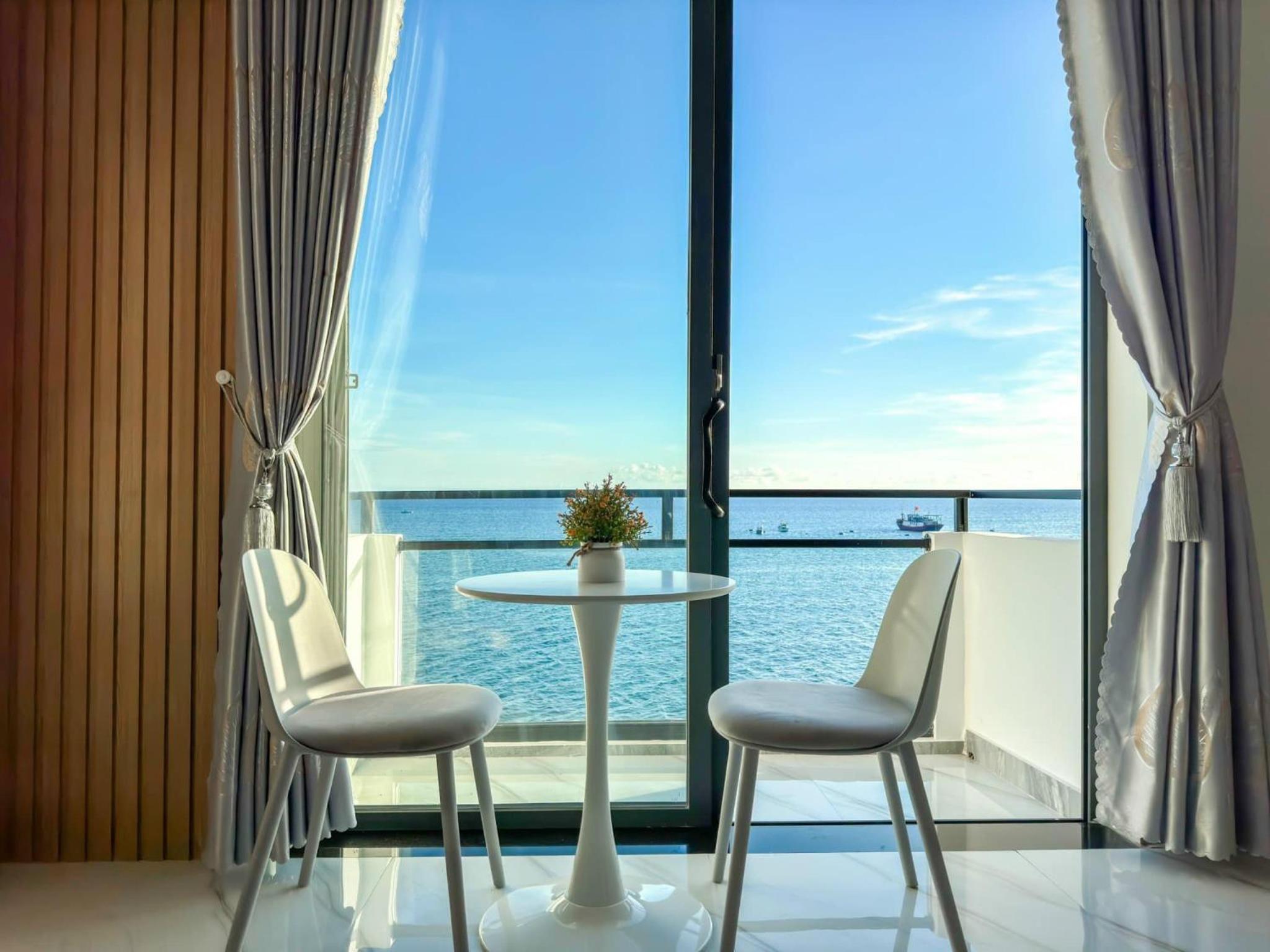 Family Room with Sea View photo 2