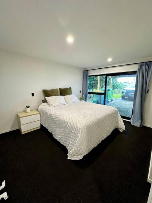 Five-Bedroom House photo 3