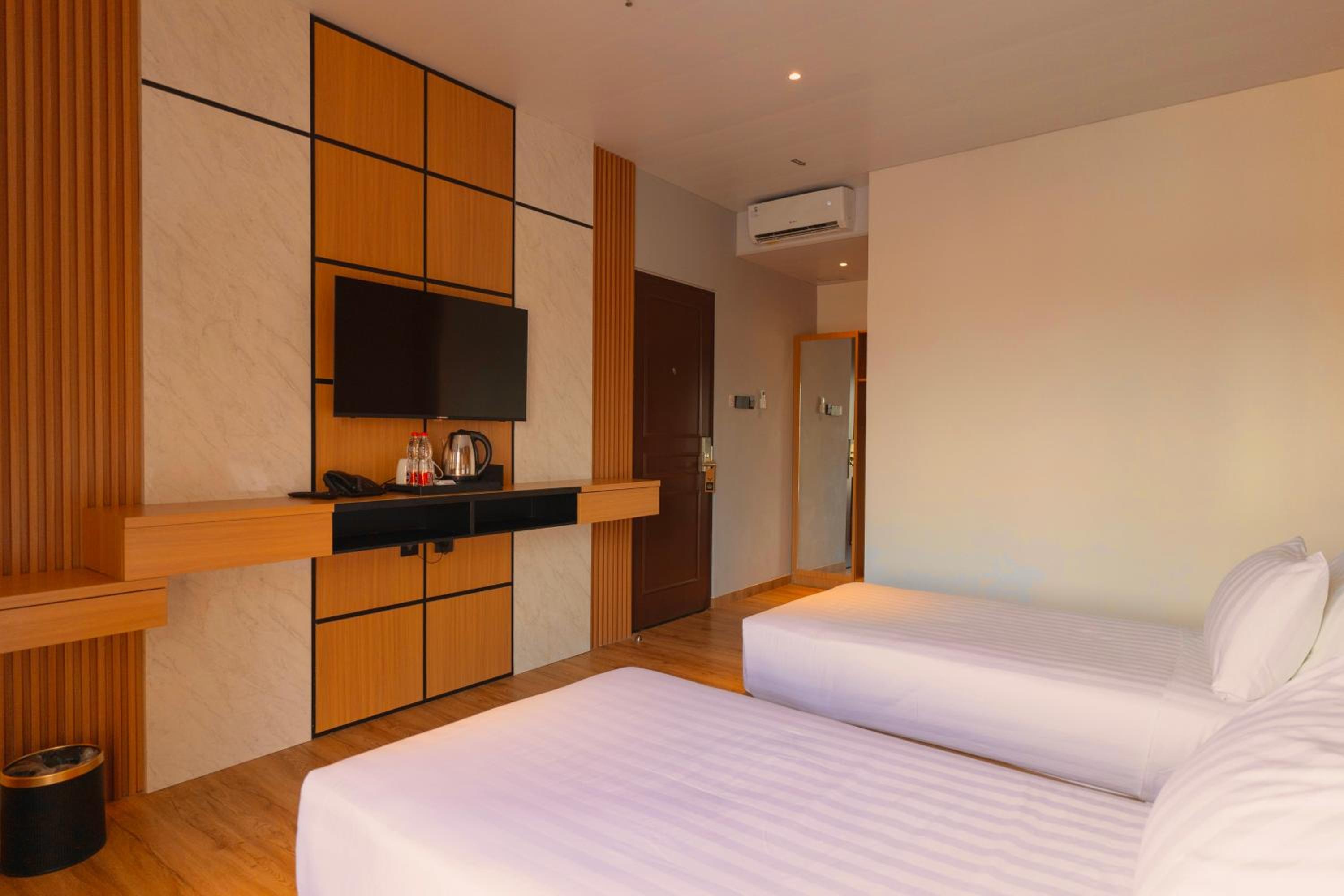 Deluxe Double or Twin Room - Photo 7