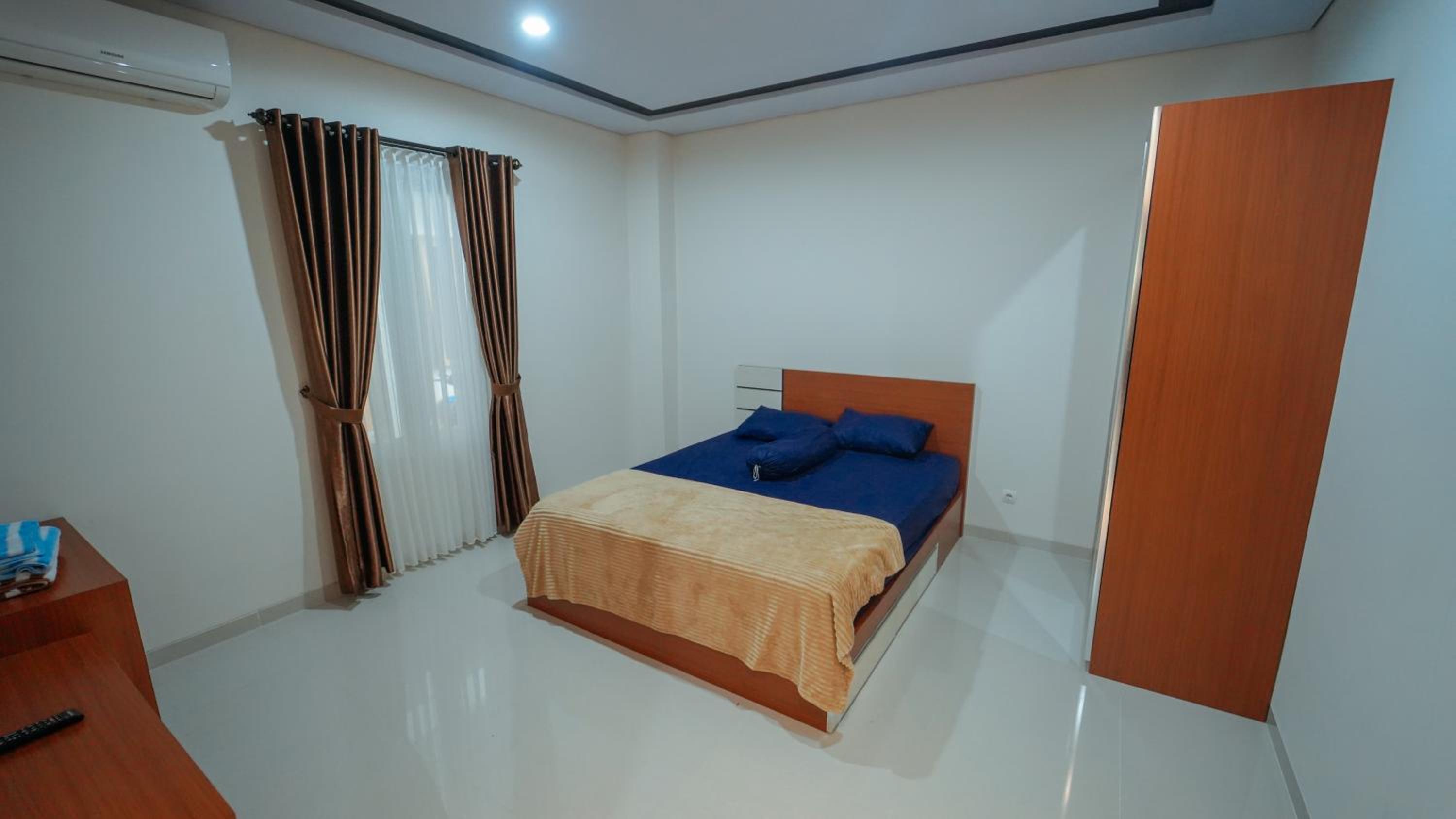 Three-Bedroom House photo 3