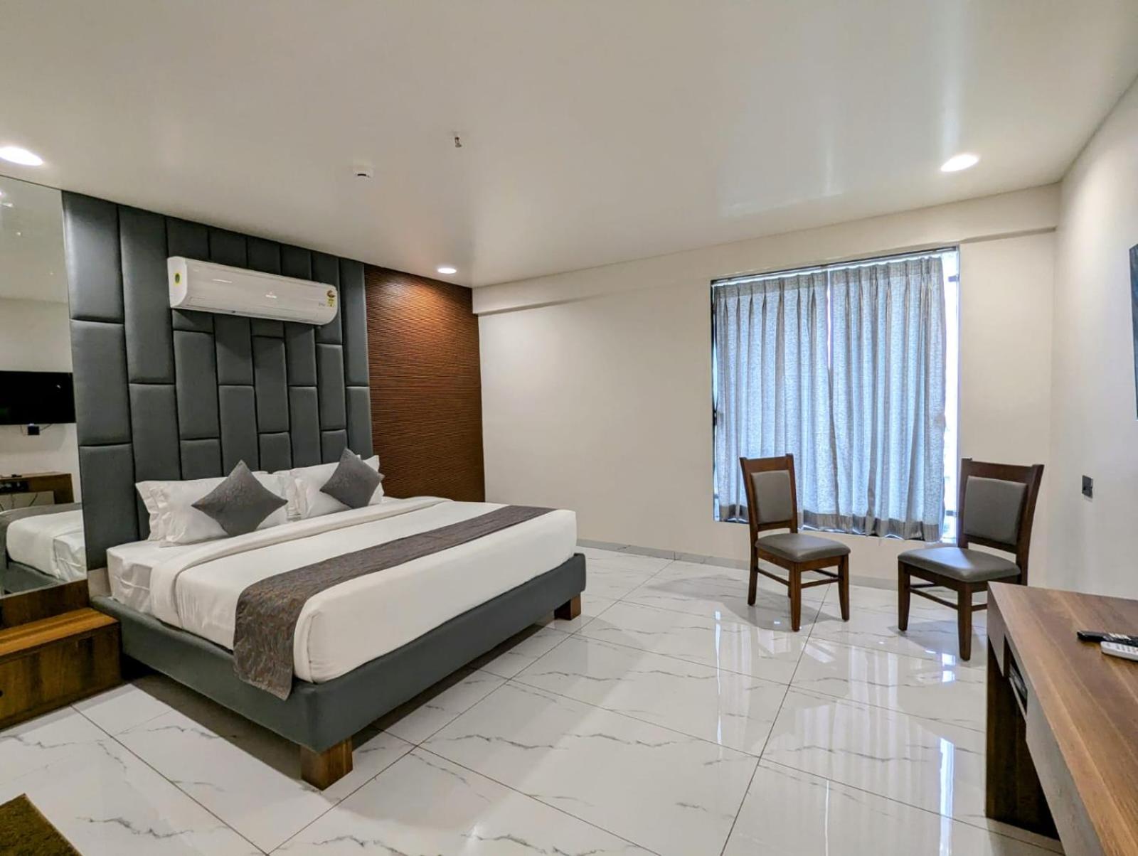 Suite - Photo 9