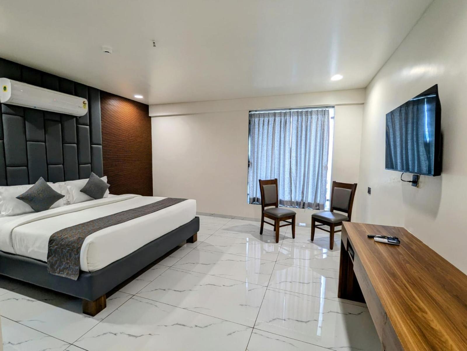Suite - Photo 10