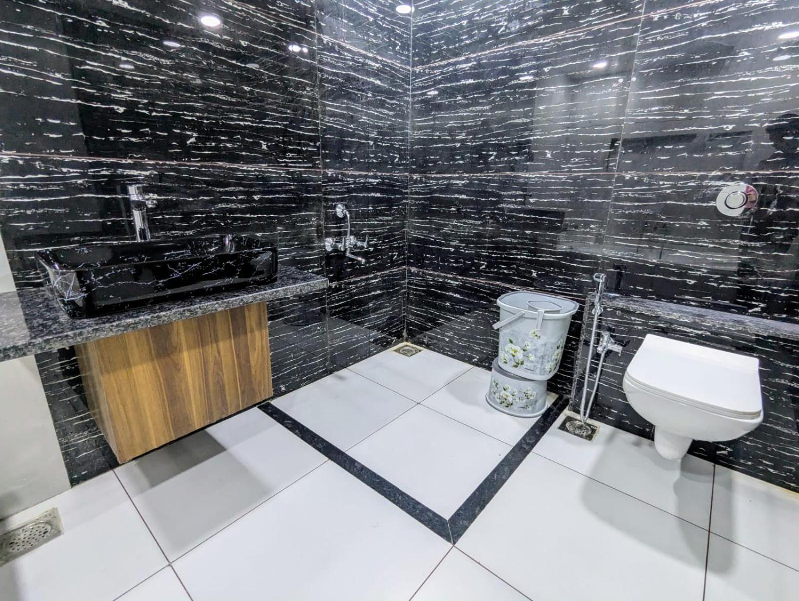 Suite - Photo 11