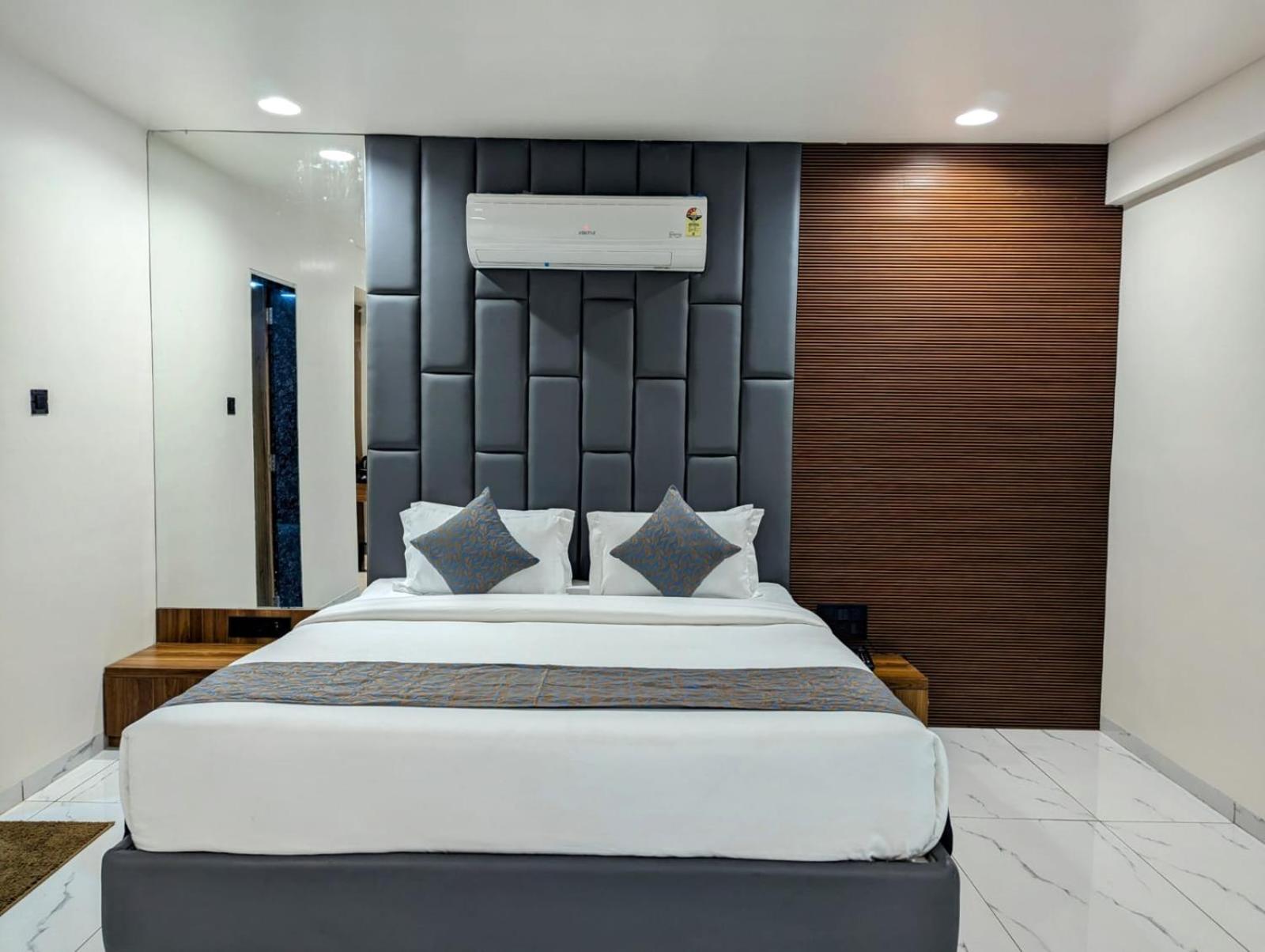 Suite - Photo 1