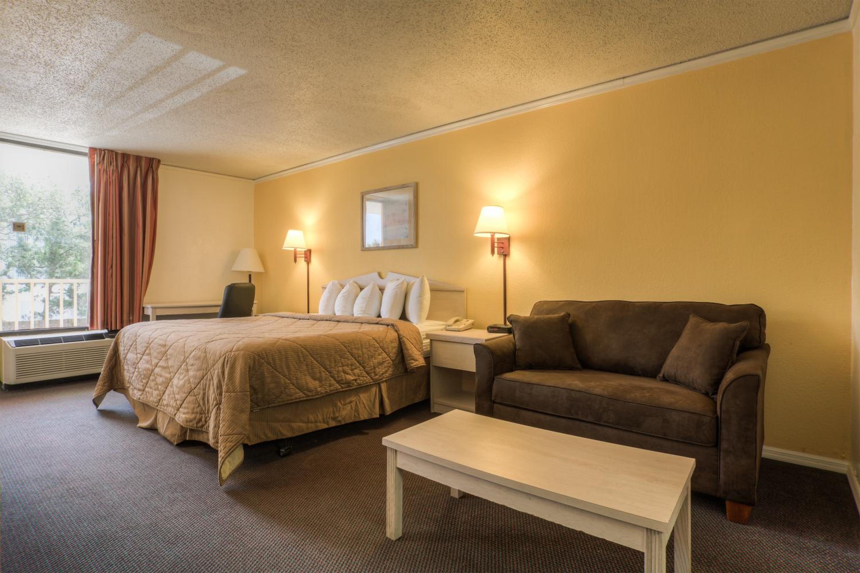 King Room - Non-Smoking - Photo 2
