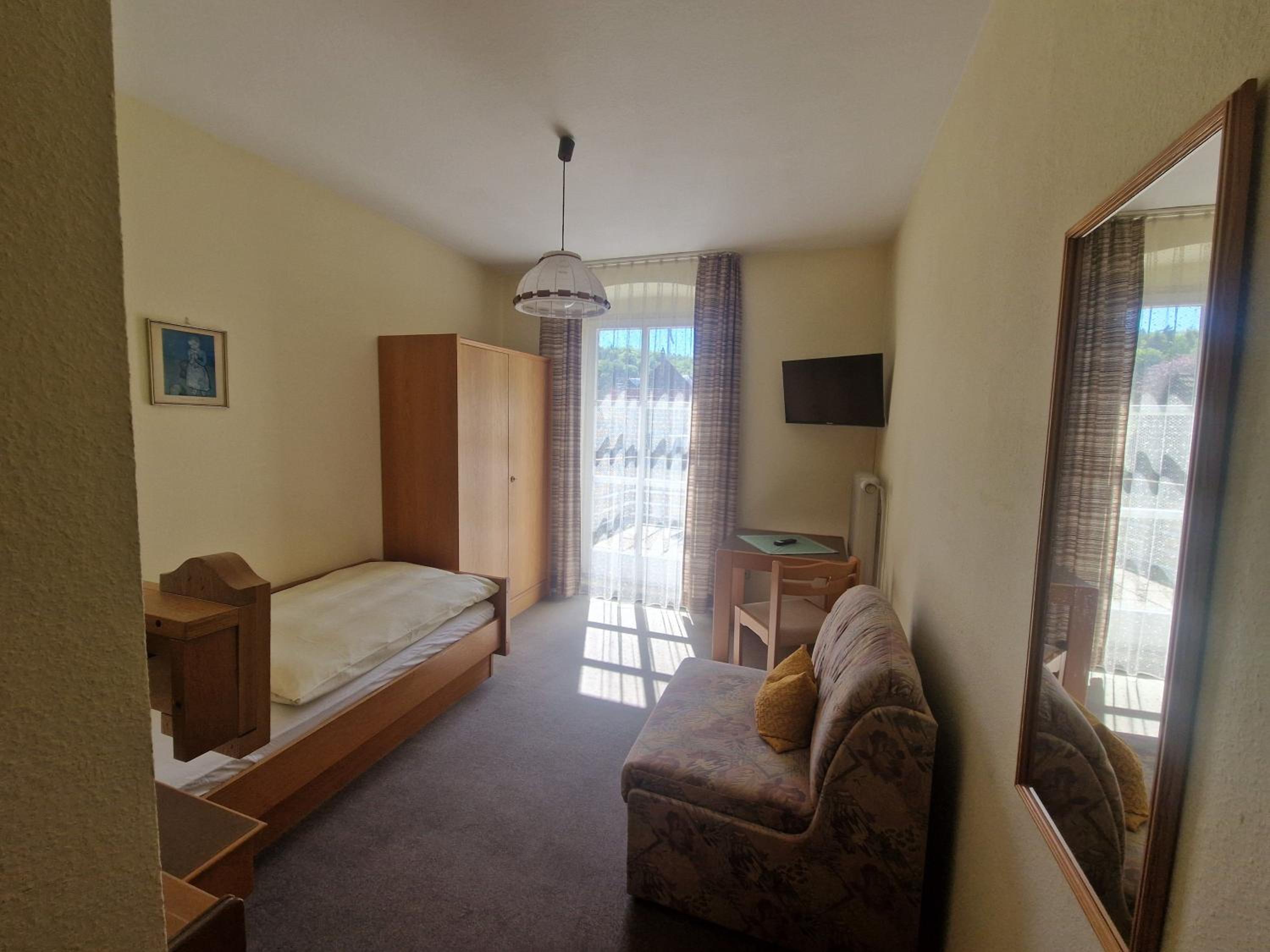Single Room with Private Bathroom photo 1