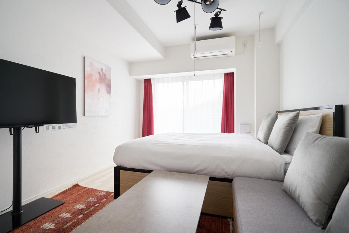 One-Bedroom Apartment photo 1