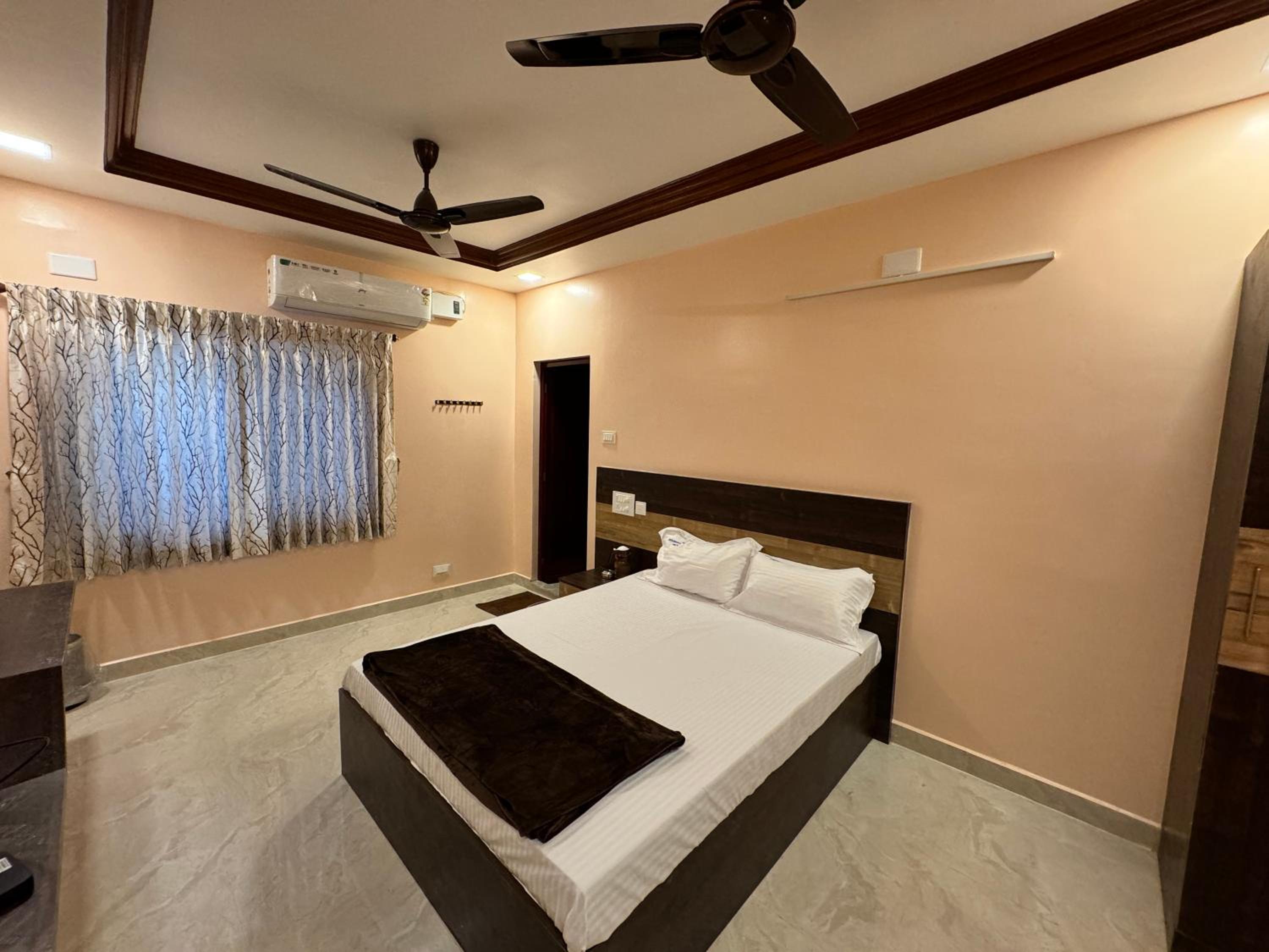 Deluxe Double Room (2 Adults + 1 Child) - Photo 4