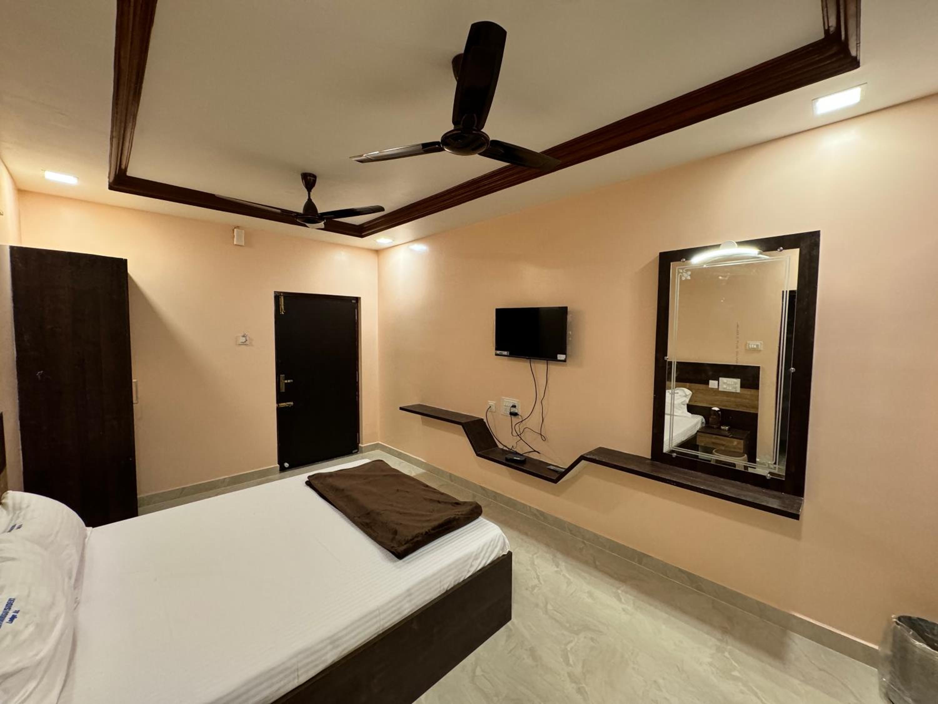 Deluxe Double Room (2 Adults + 1 Child) - Photo 1