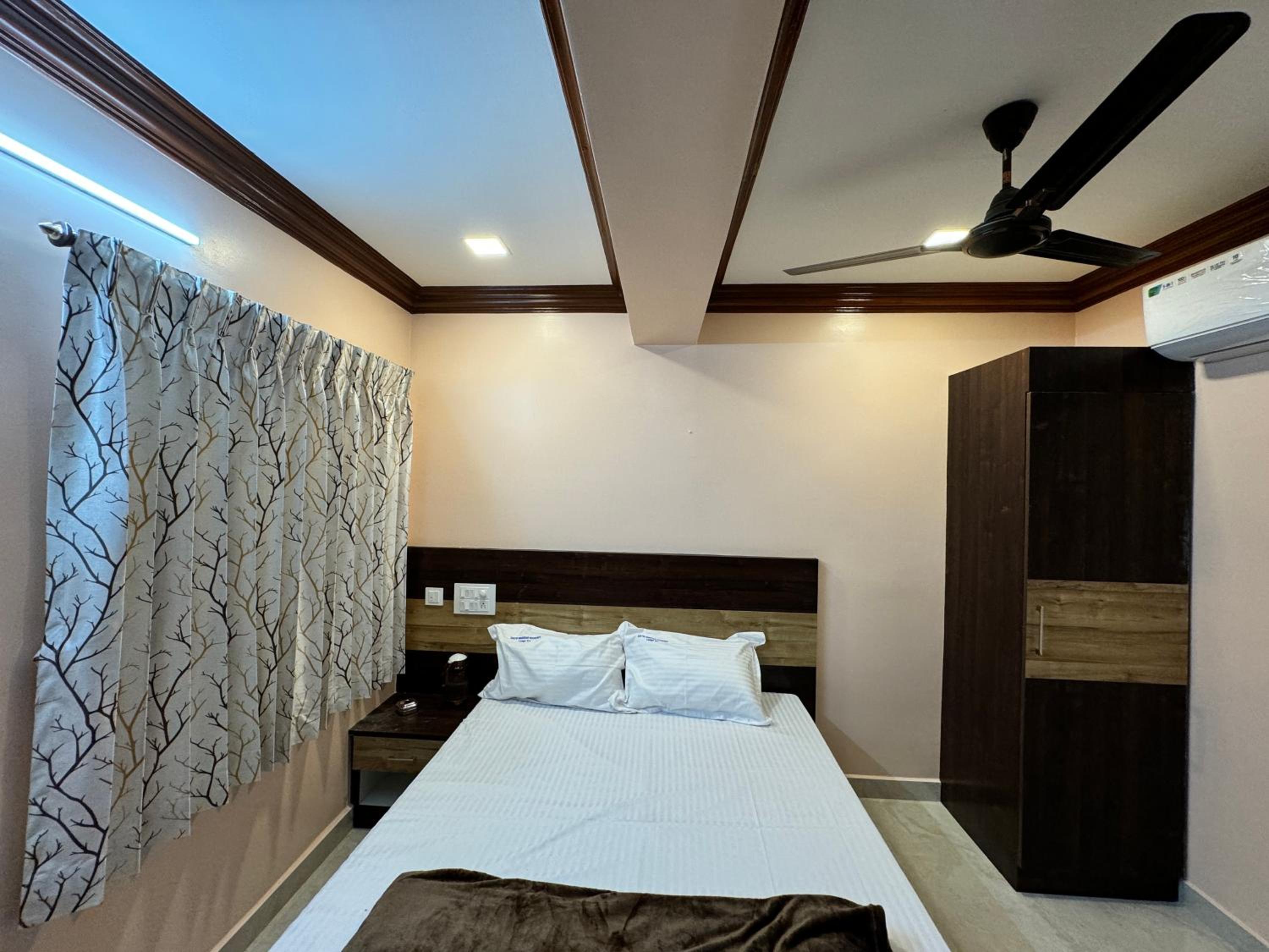 Deluxe Double Room (2 Adults + 1 Child) - Photo 5