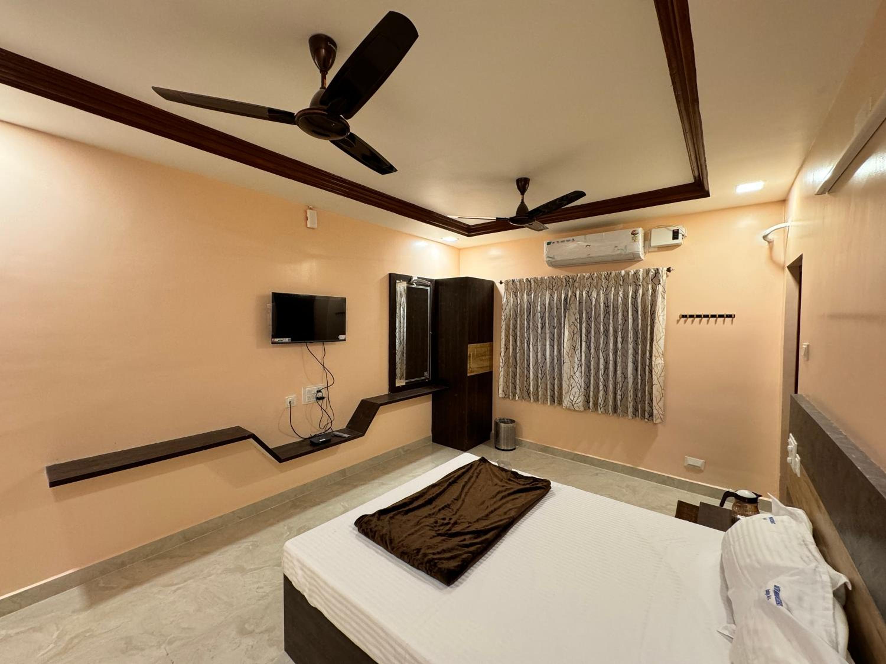 Deluxe Double Room (2 Adults + 1 Child) - Photo 6