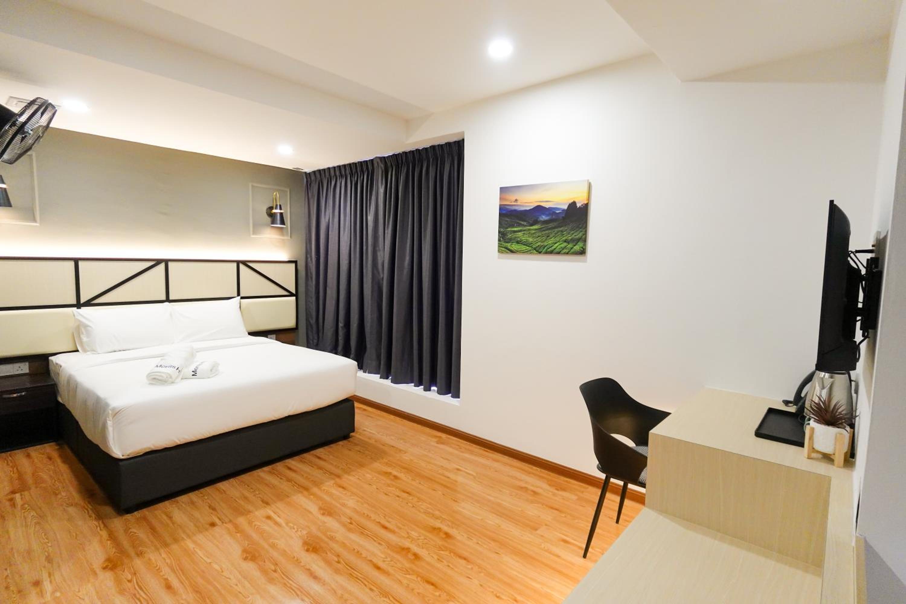 Deluxe Queen Room with Window  photo 2