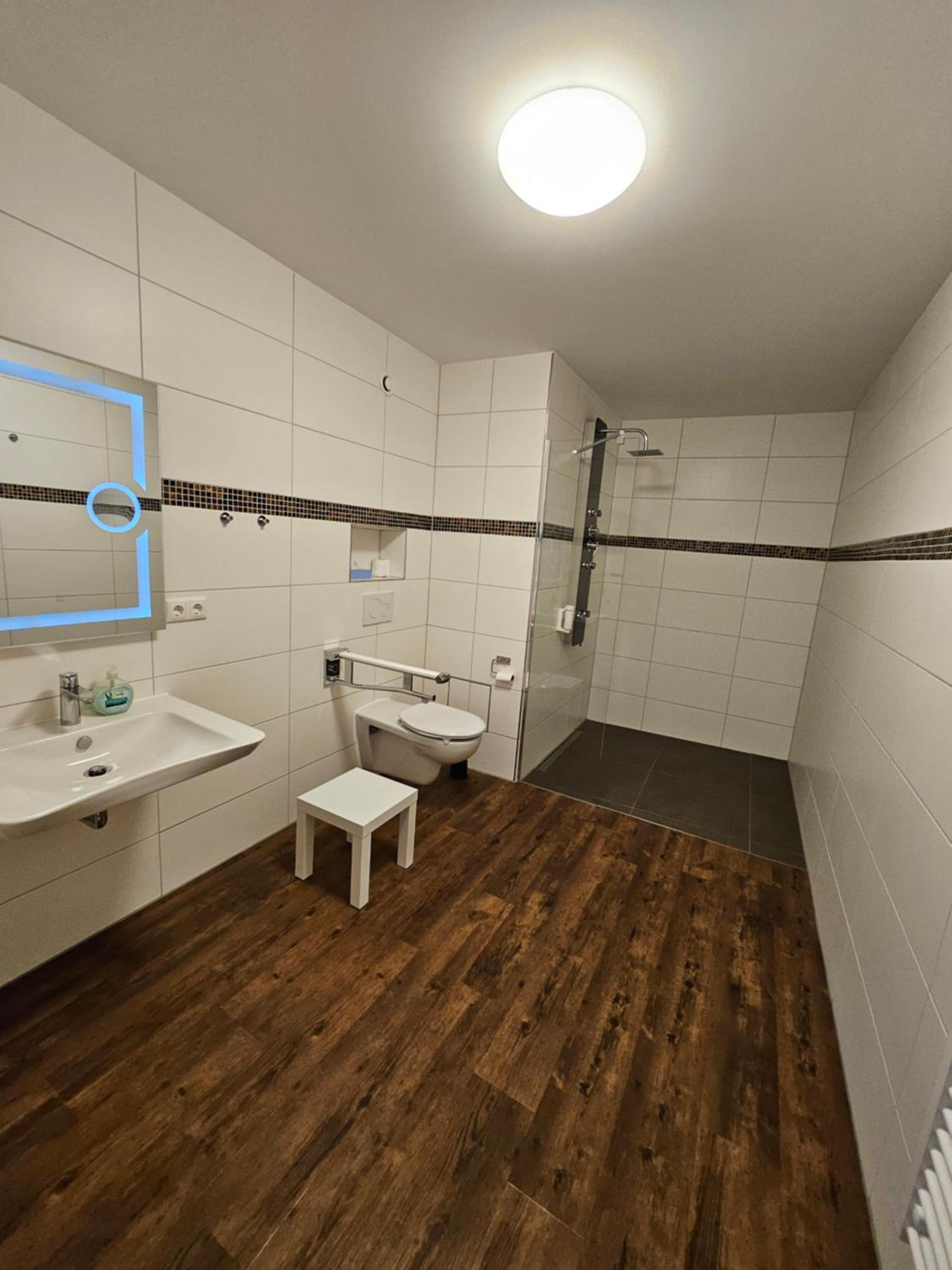 Handicap Room thumbnail 5