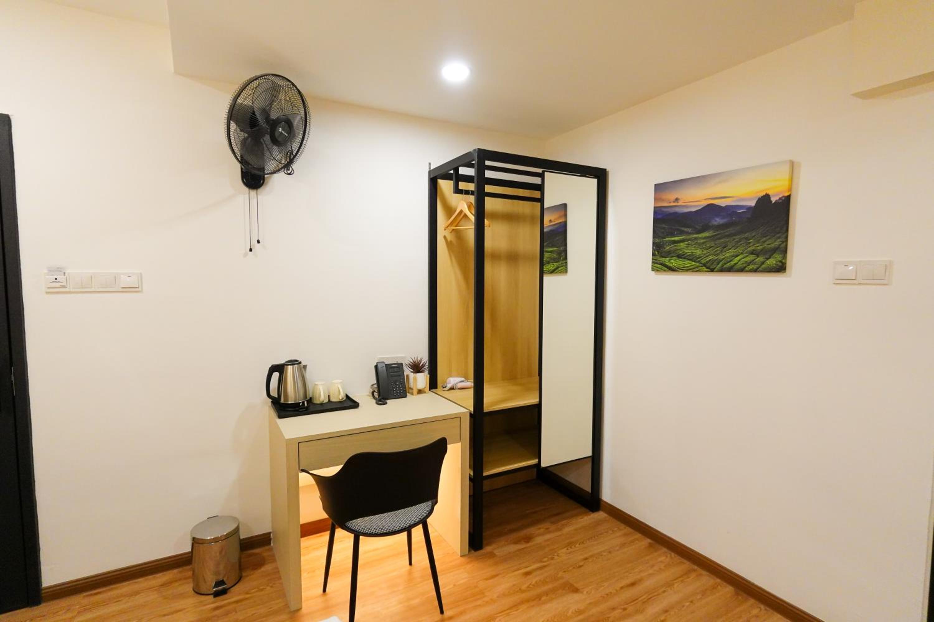 Standard Twin Room without Window photo 2