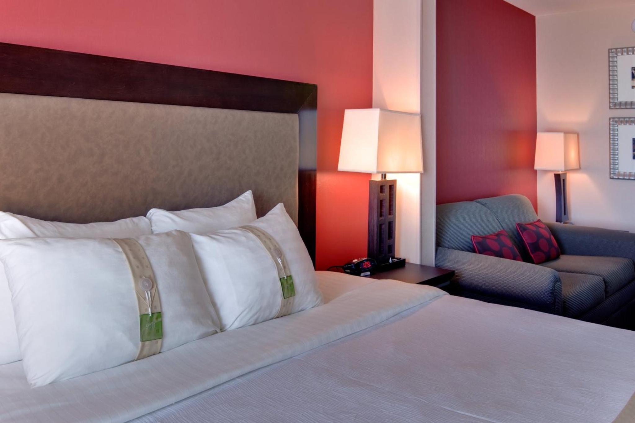 Standard King Room with Sofa Bed - Photo 3