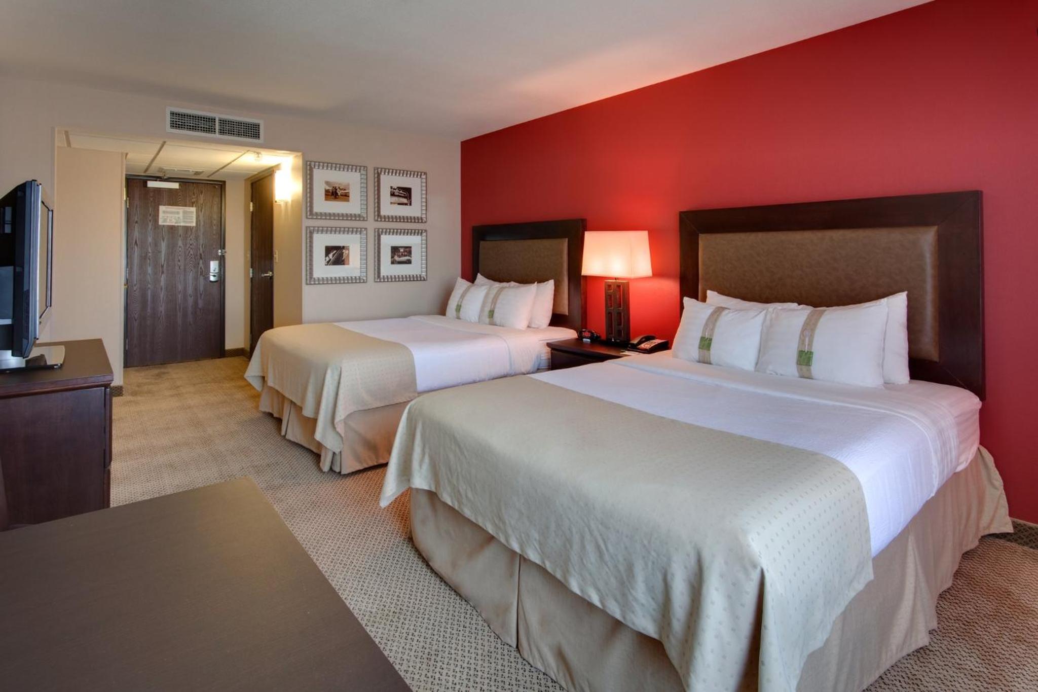 Standard Queen Room with Two Queen Beds - Photo 2