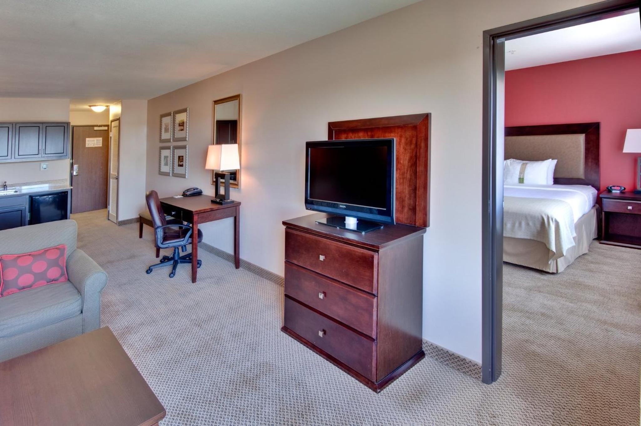 One-Bedroom King Suite - Photo 3