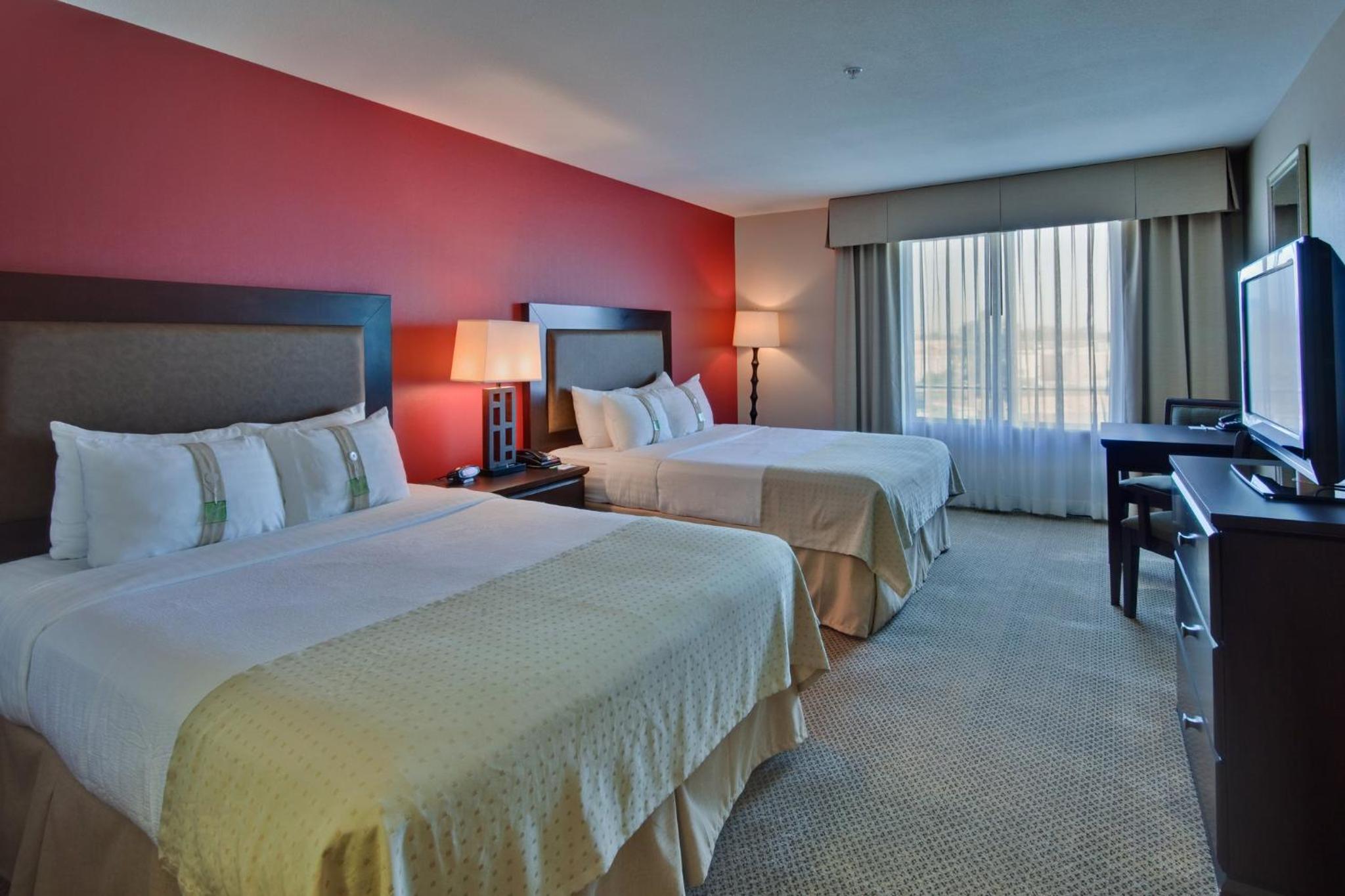 Standard Queen Room with Two Queen Beds and Roll-In Shower - Mobility Access