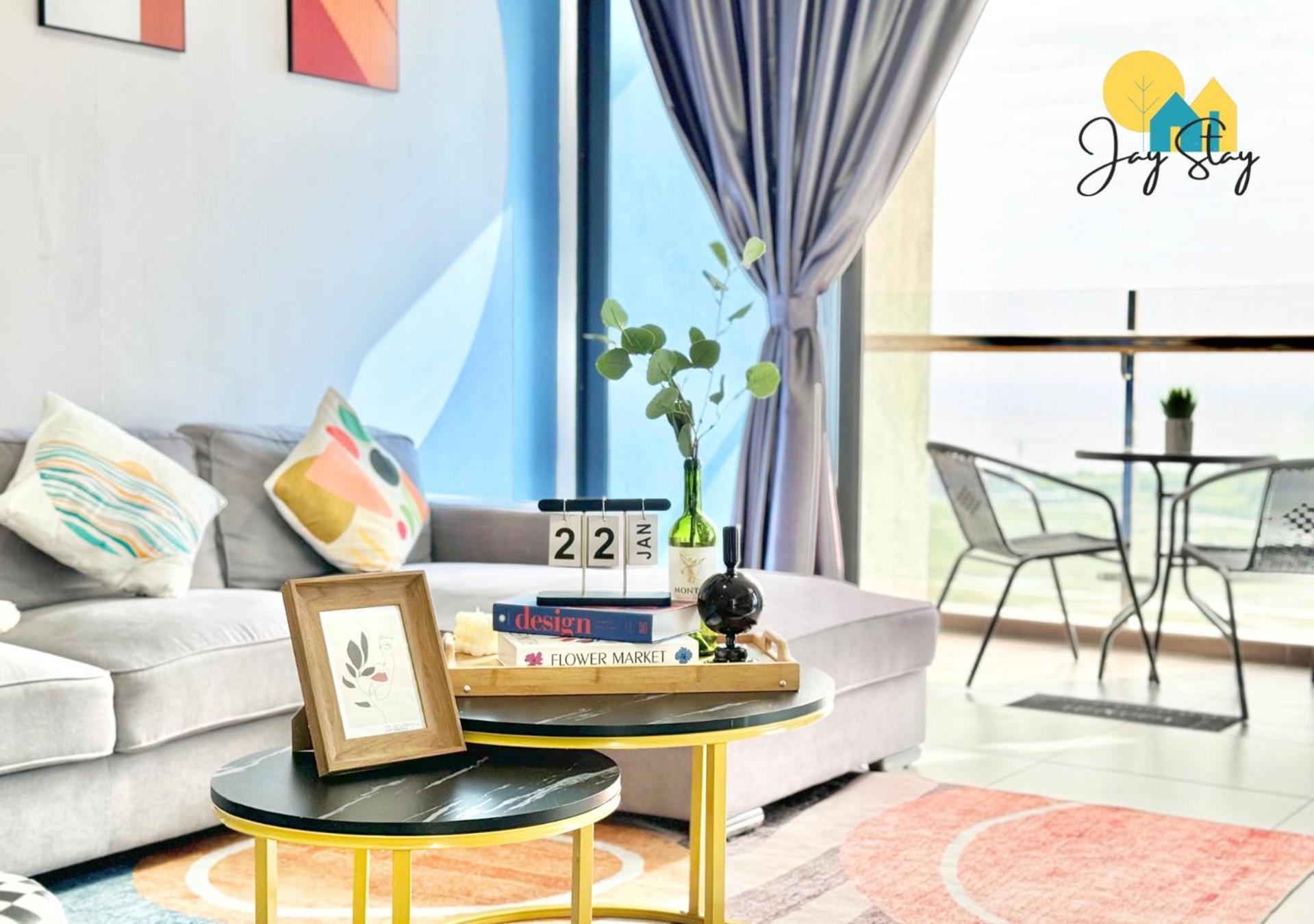 Three-Bedroom Apartment with Sea View - Photo 3