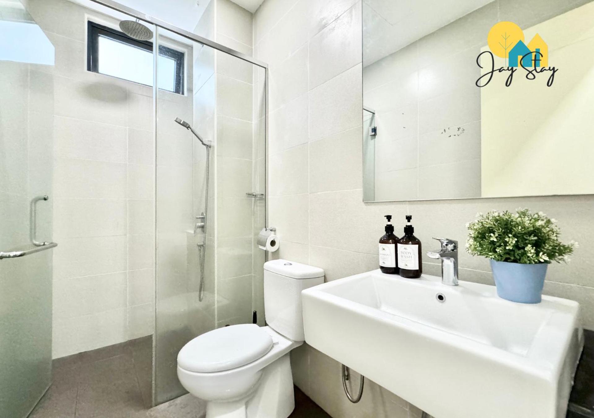 Three-Bedroom Apartment with Sea View - Photo 8