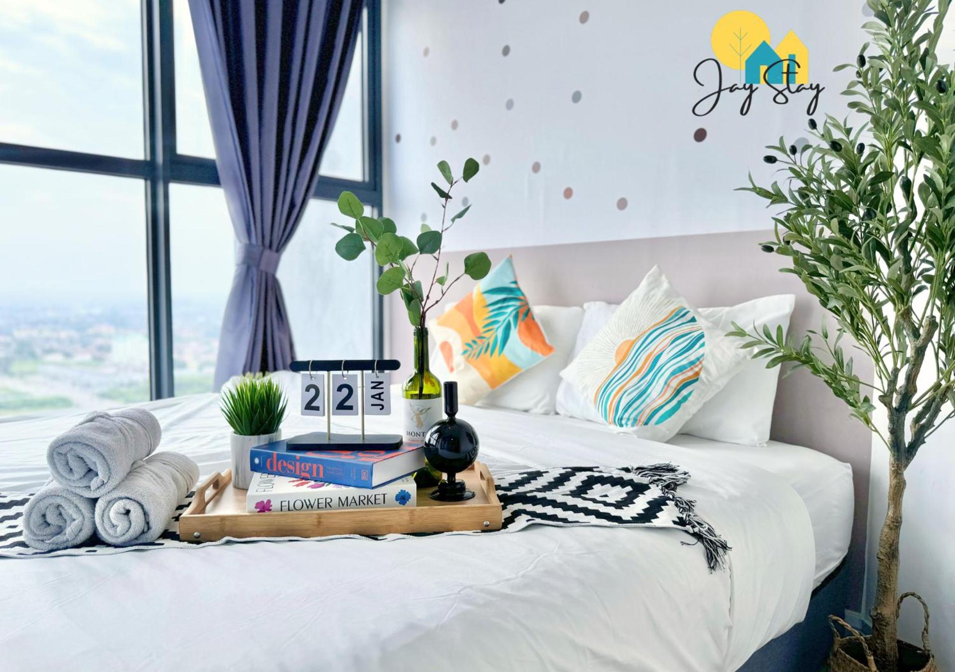 Three-Bedroom Apartment with Sea View - Photo 6